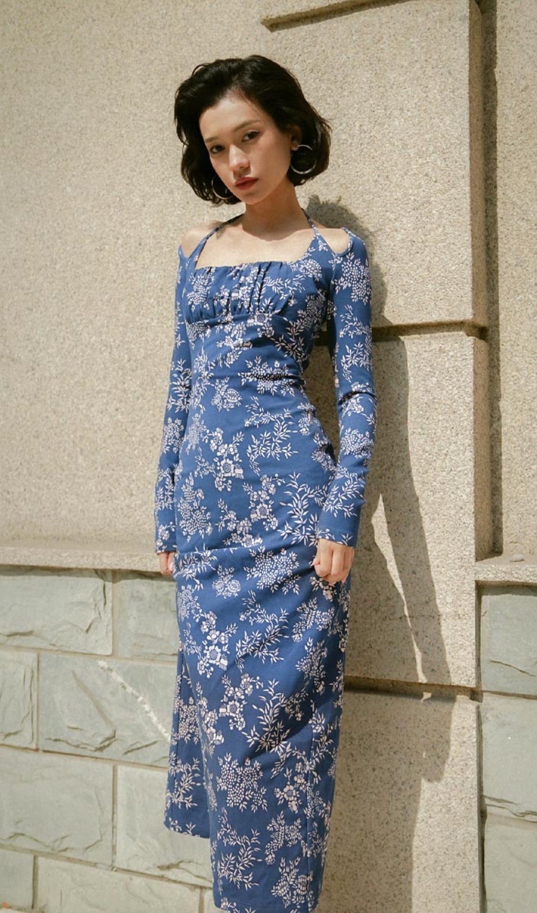 Çiçekli İnce Yırtmaçlı Midi Elbise