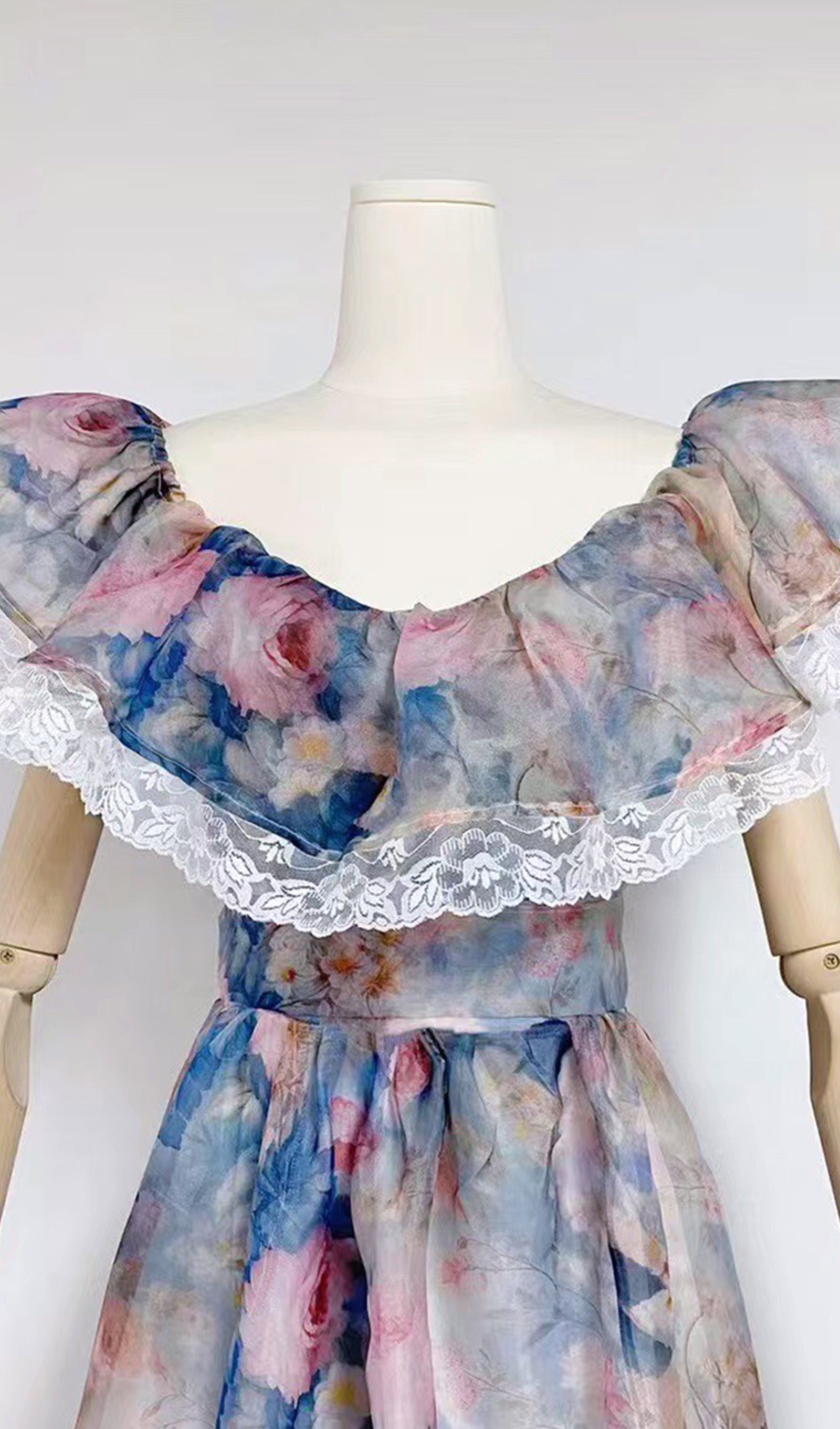 Çiçekli Fırfırlı V Yaka Fit ve Flare Maksi Elbise