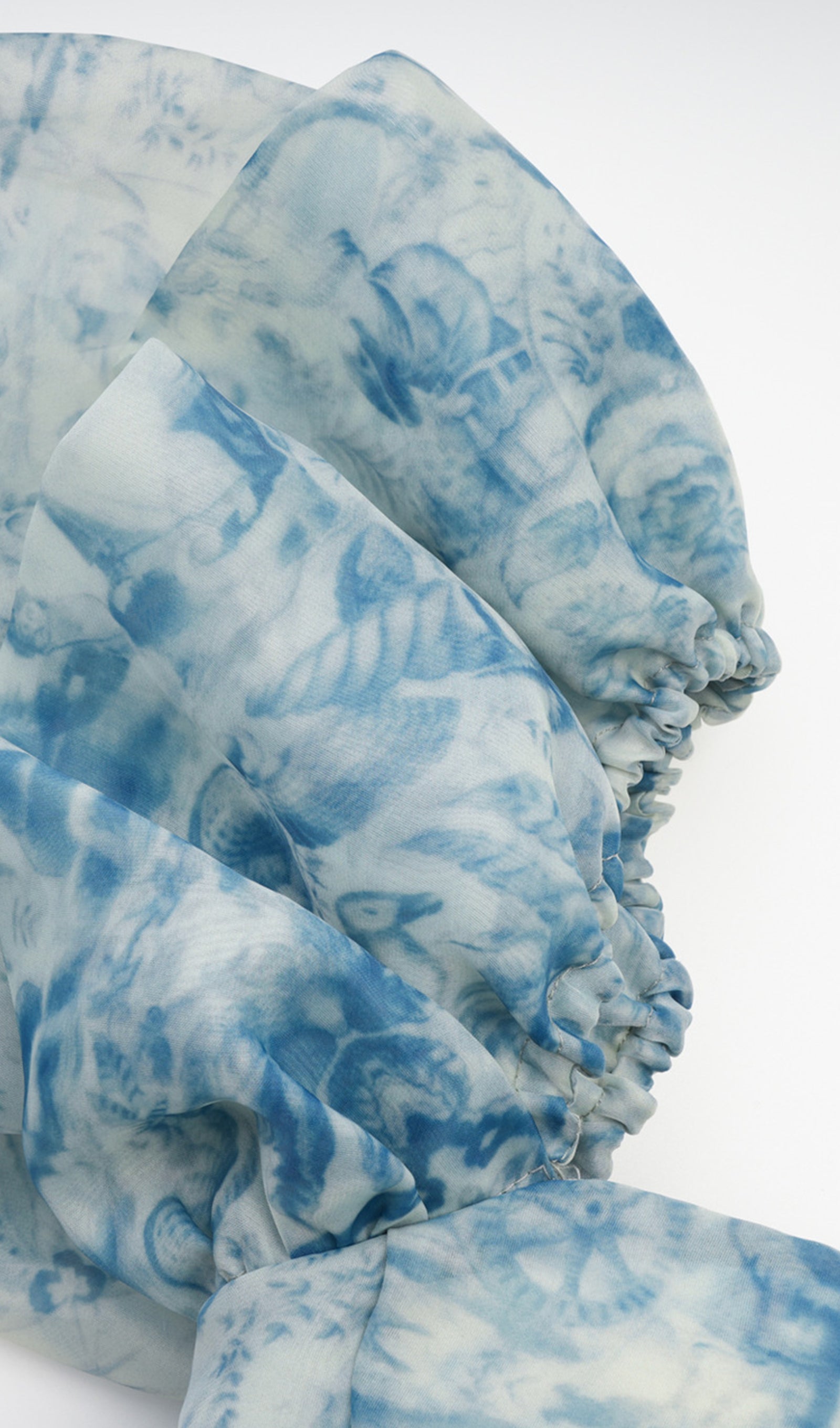 Çiçekli Kapalı Omuz Fırfır Yırtmaçlı Maksi Elbise