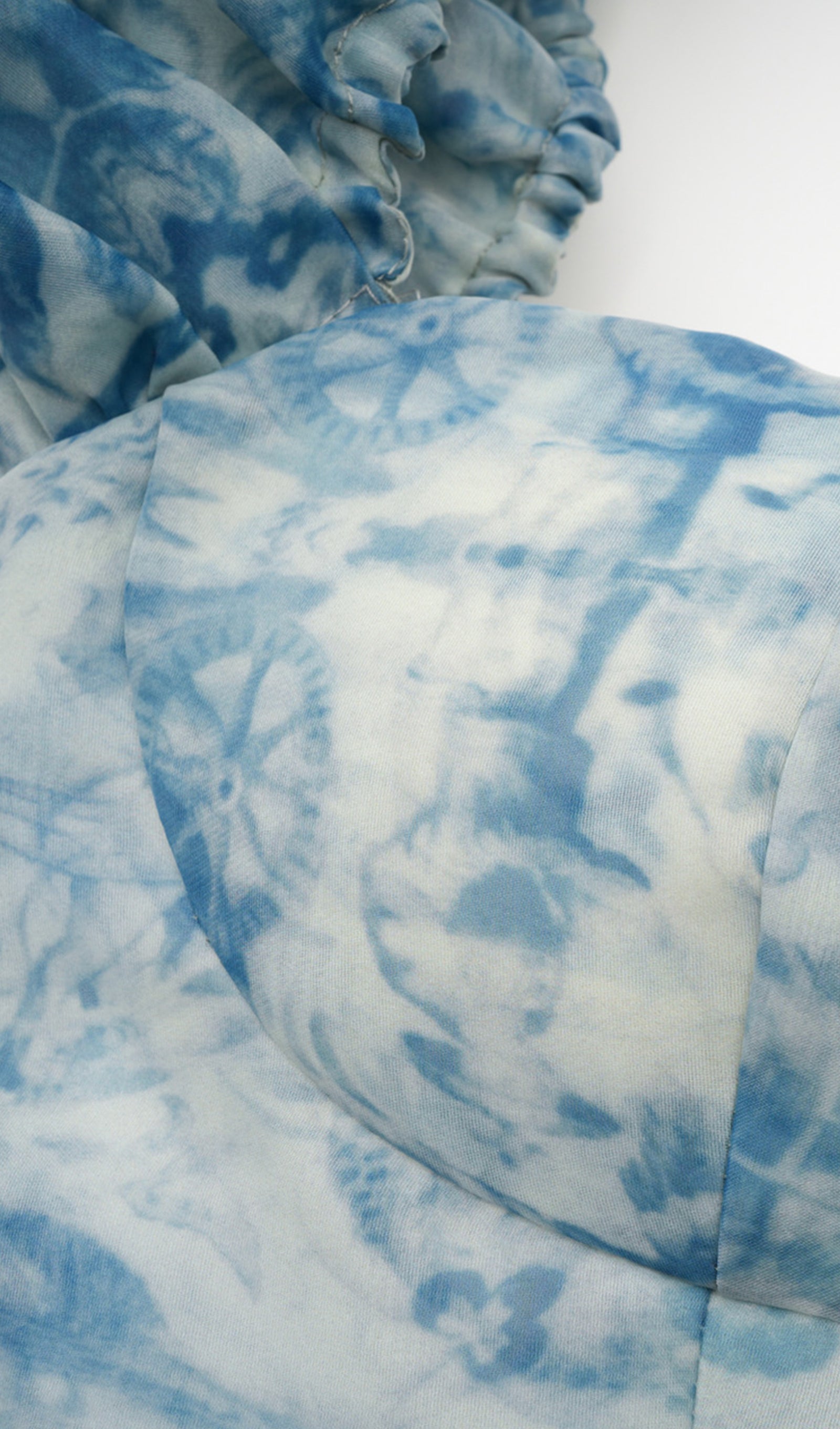 Çiçekli Kapalı Omuz Fırfır Yırtmaçlı Maksi Elbise