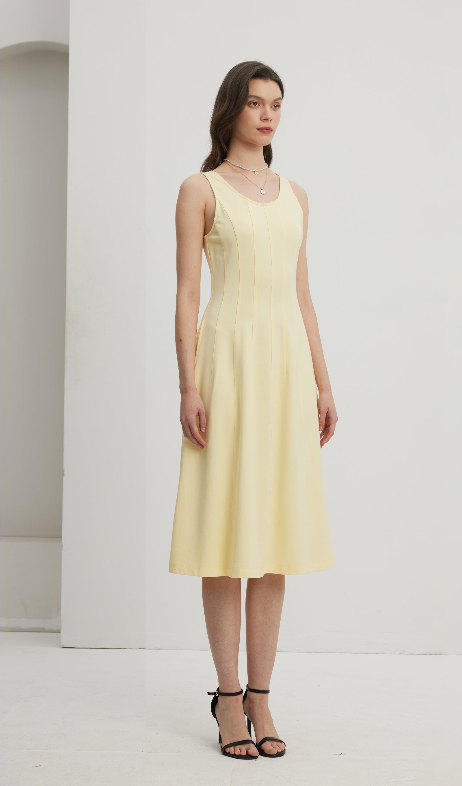 Pileli Yırtmaçlı Midi Elbise