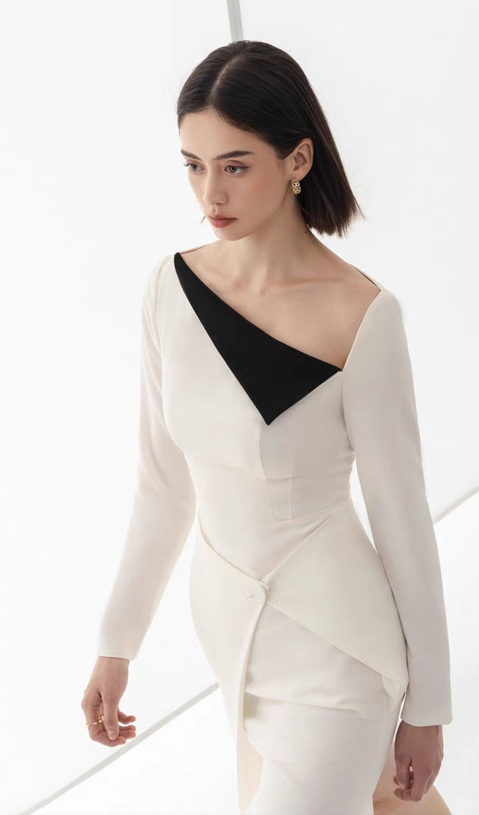 Diyagonal Yaka Çapraz Yırtmaçlı Midi Elbise