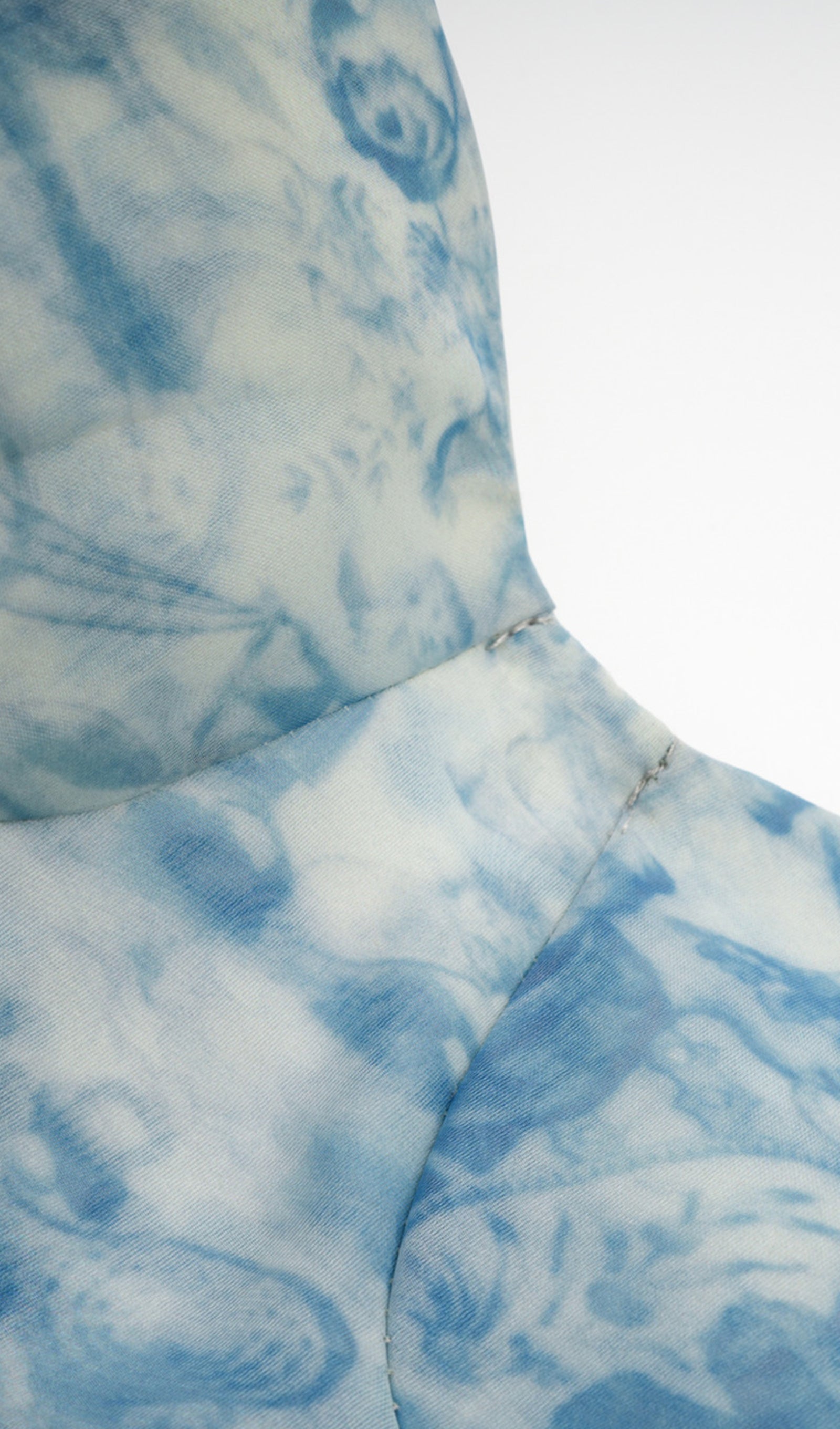 Çiçekli Kapalı Omuz Fırfır Yırtmaçlı Maksi Elbise