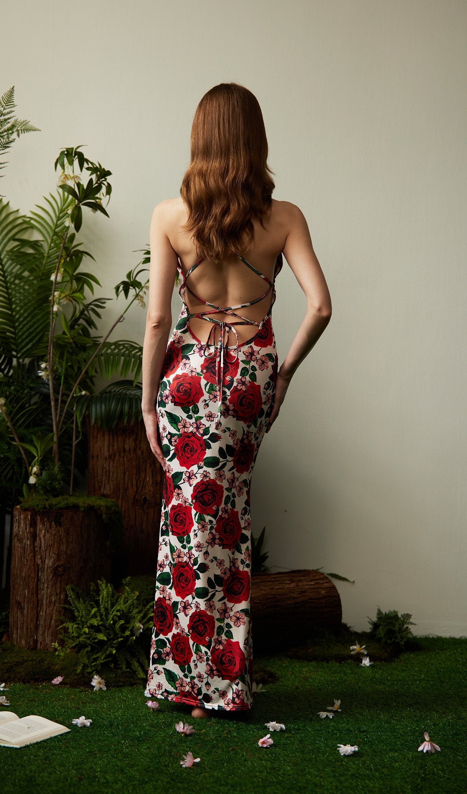 Kırmızı Çiçekli Sırtı Açık Maksi Elbise