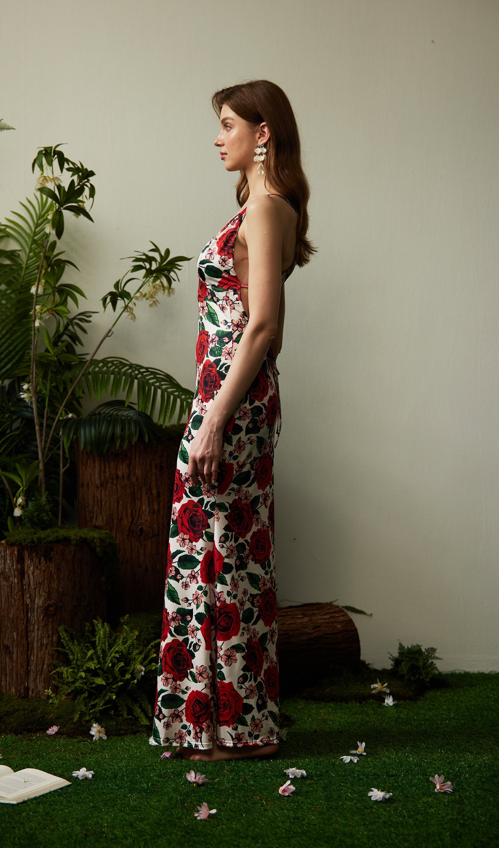 Kırmızı Çiçekli Sırtı Açık Maksi Elbise