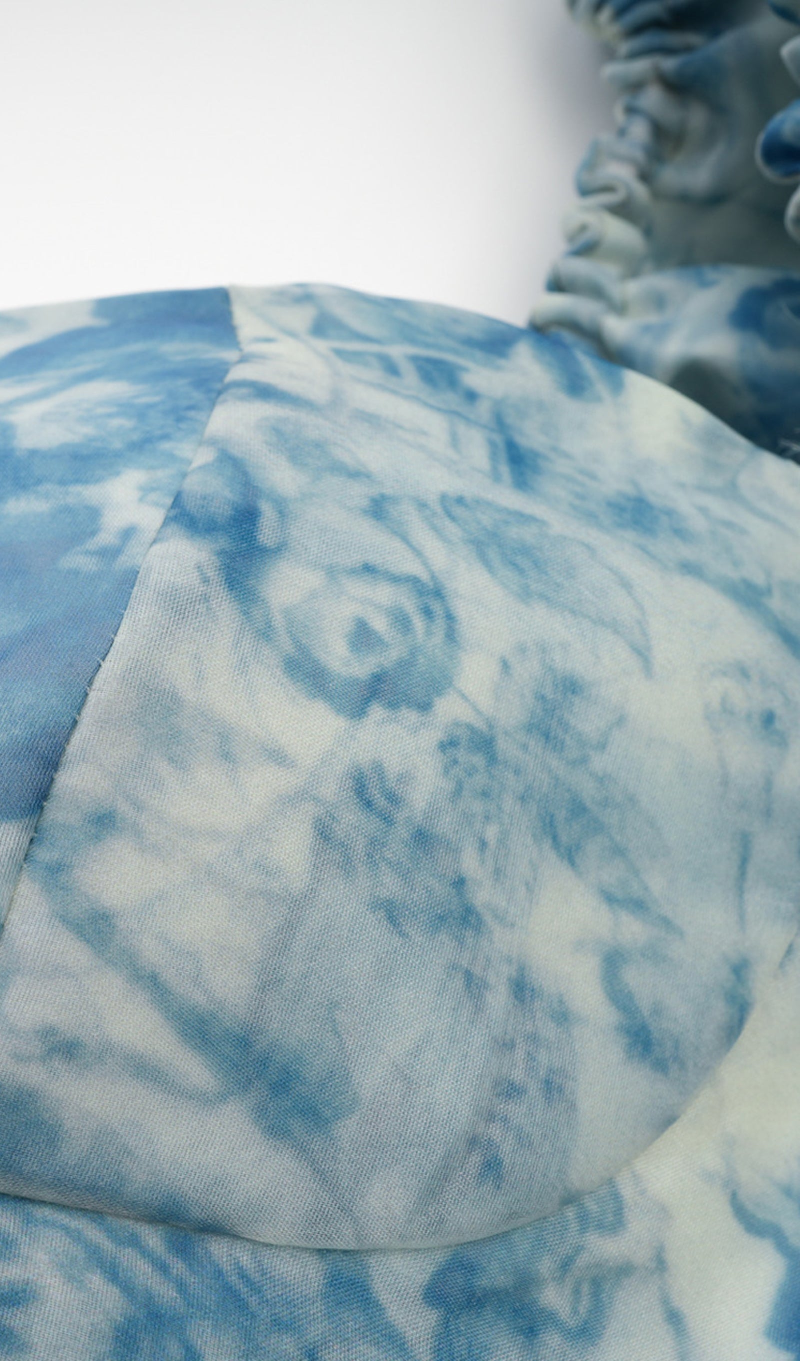 Çiçekli Kapalı Omuz Fırfır Yırtmaçlı Maksi Elbise