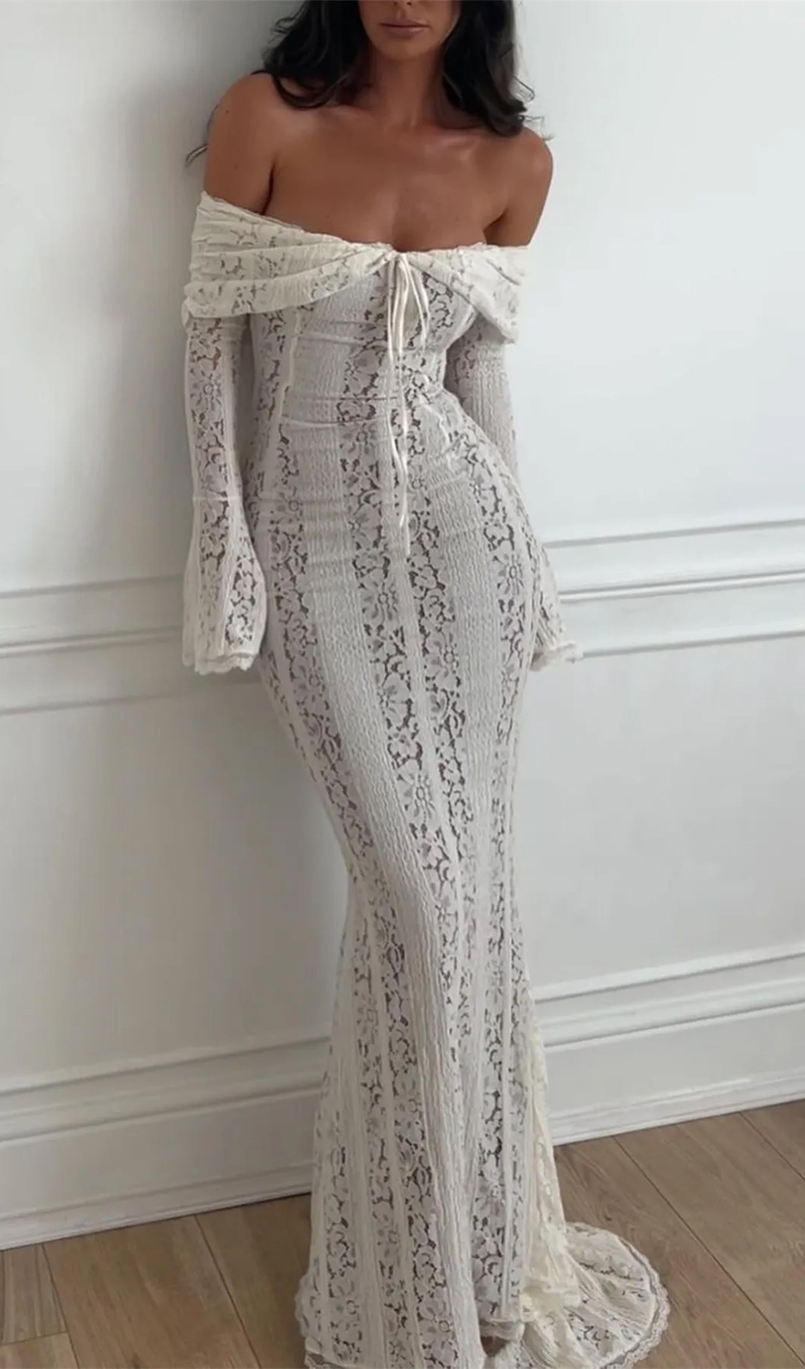 Vintage Çiçekli Dantel Kapalı Omuz Maksi Elbise