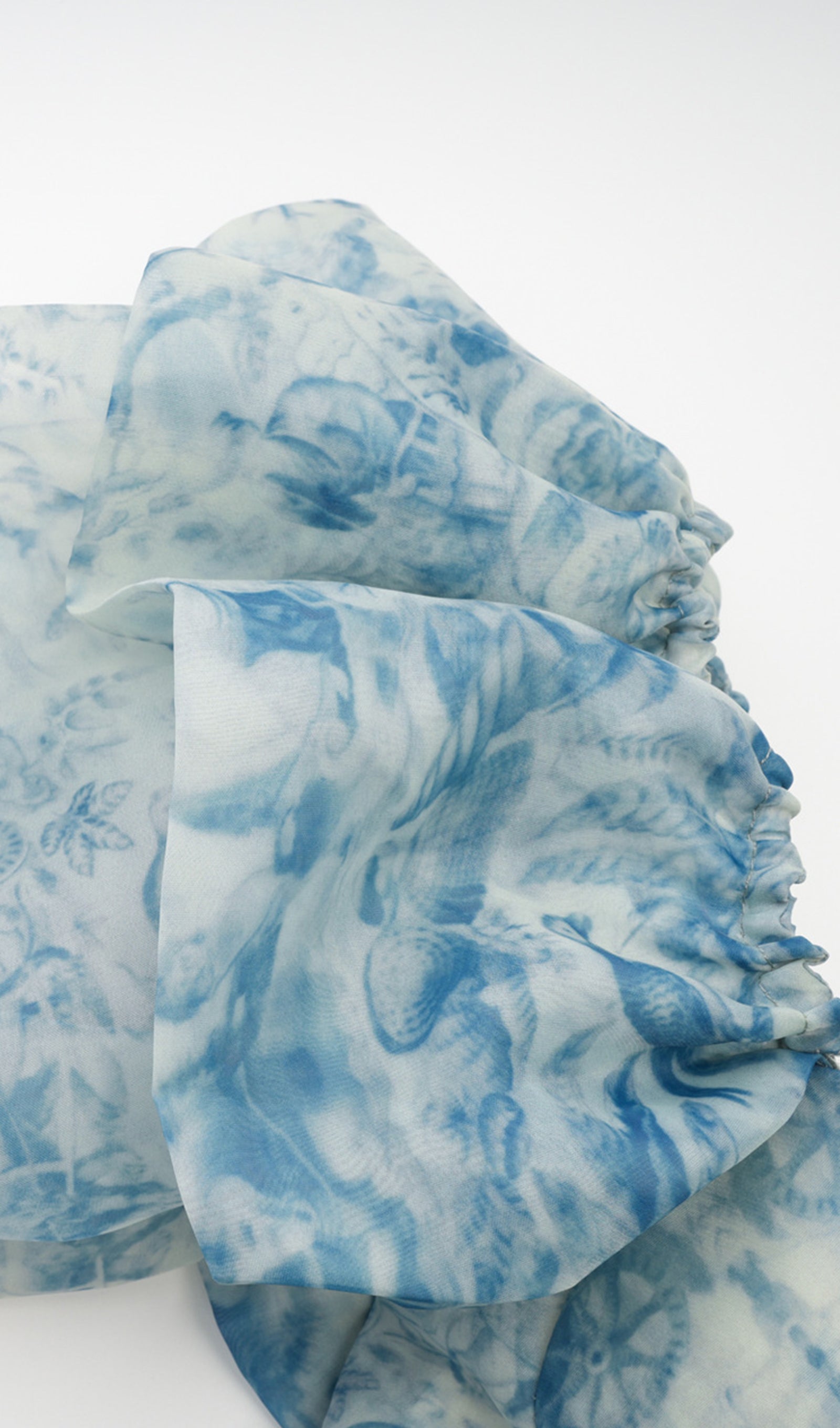 Çiçekli Kapalı Omuz Fırfır Yırtmaçlı Maksi Elbise