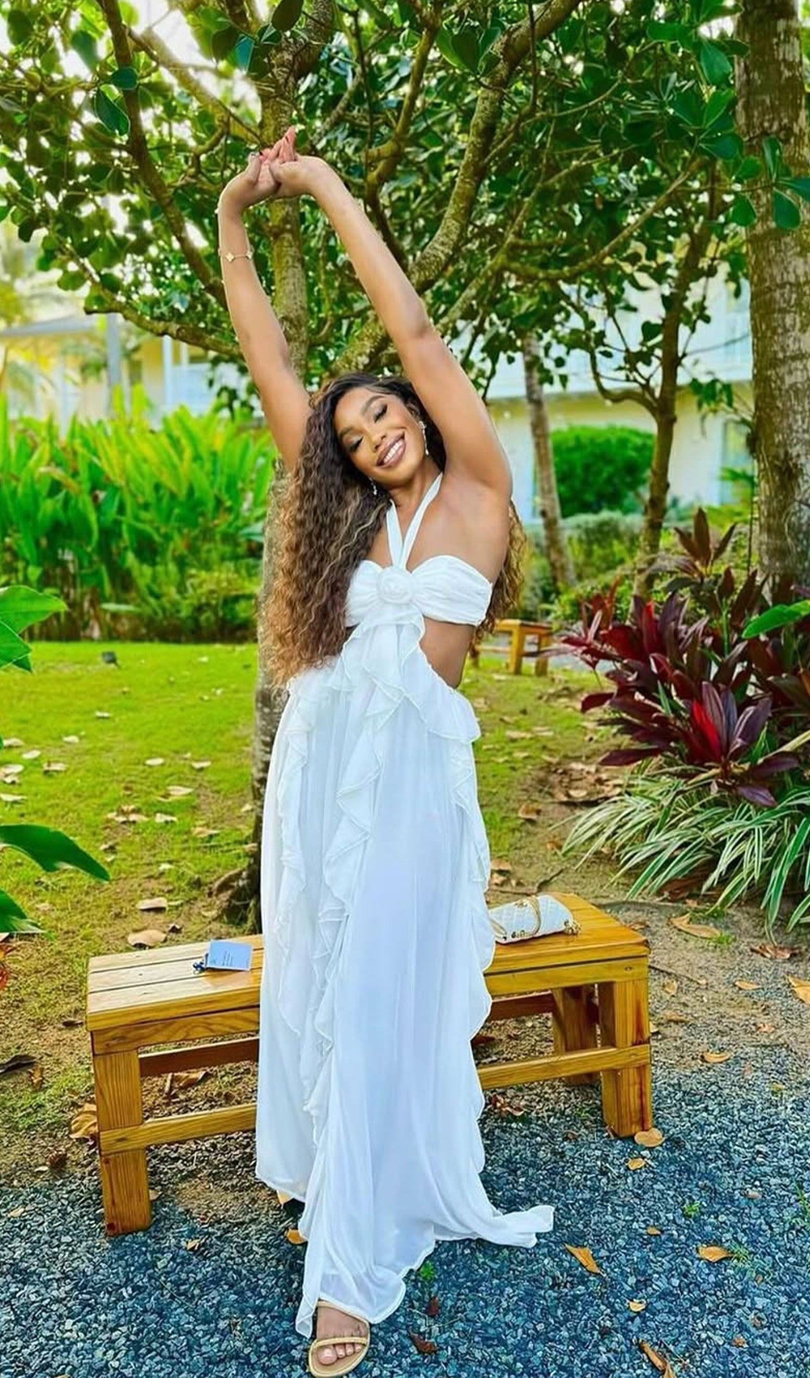 Halter Kesimli Fırfırlı Maksi Elbise