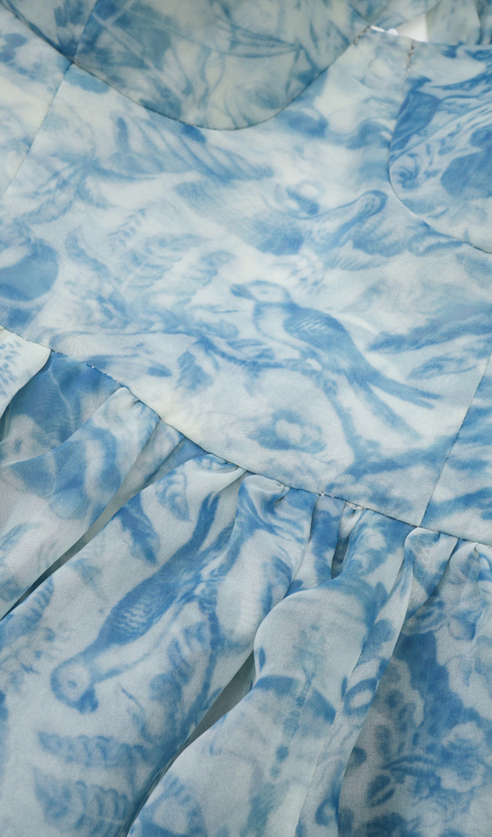 Çiçekli Kapalı Omuz Fırfır Yırtmaçlı Maksi Elbise