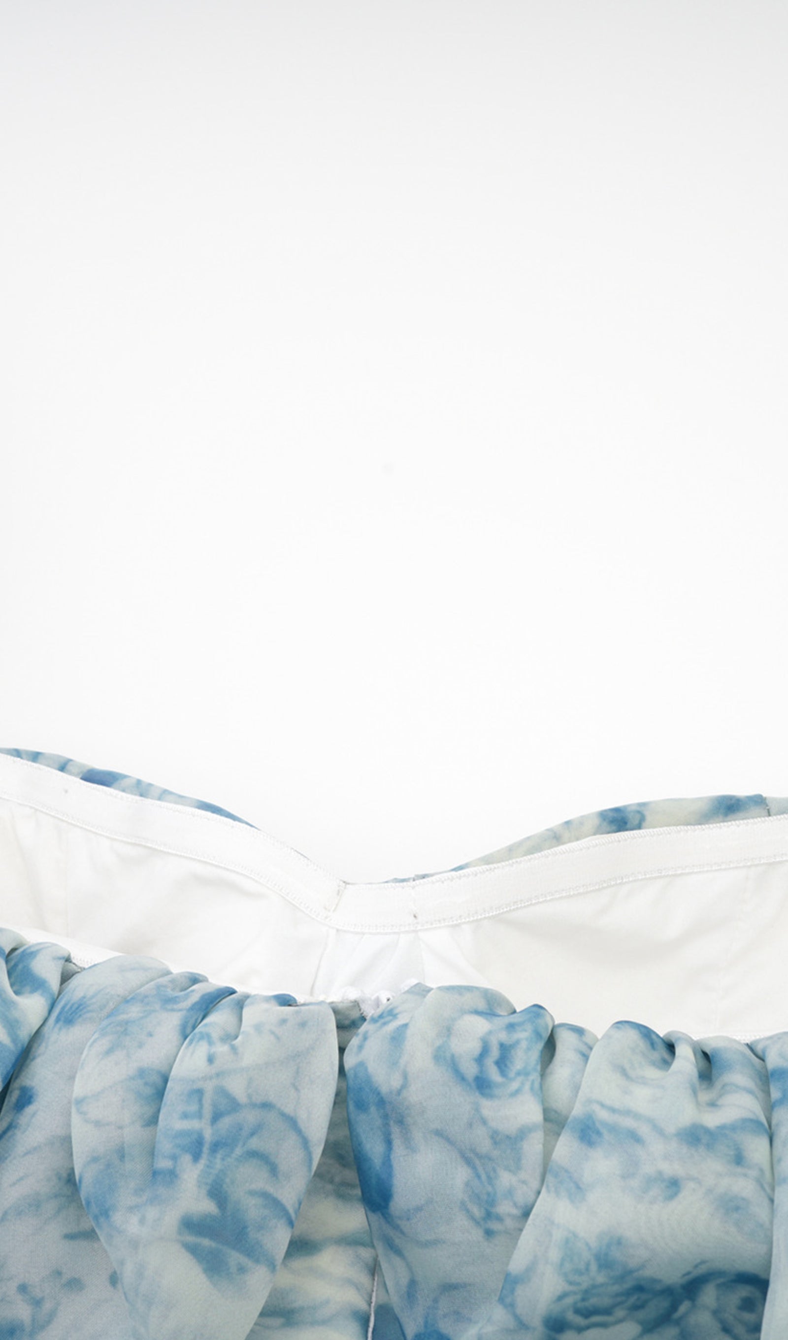 Çiçekli Kapalı Omuz Fırfır Yırtmaçlı Maksi Elbise