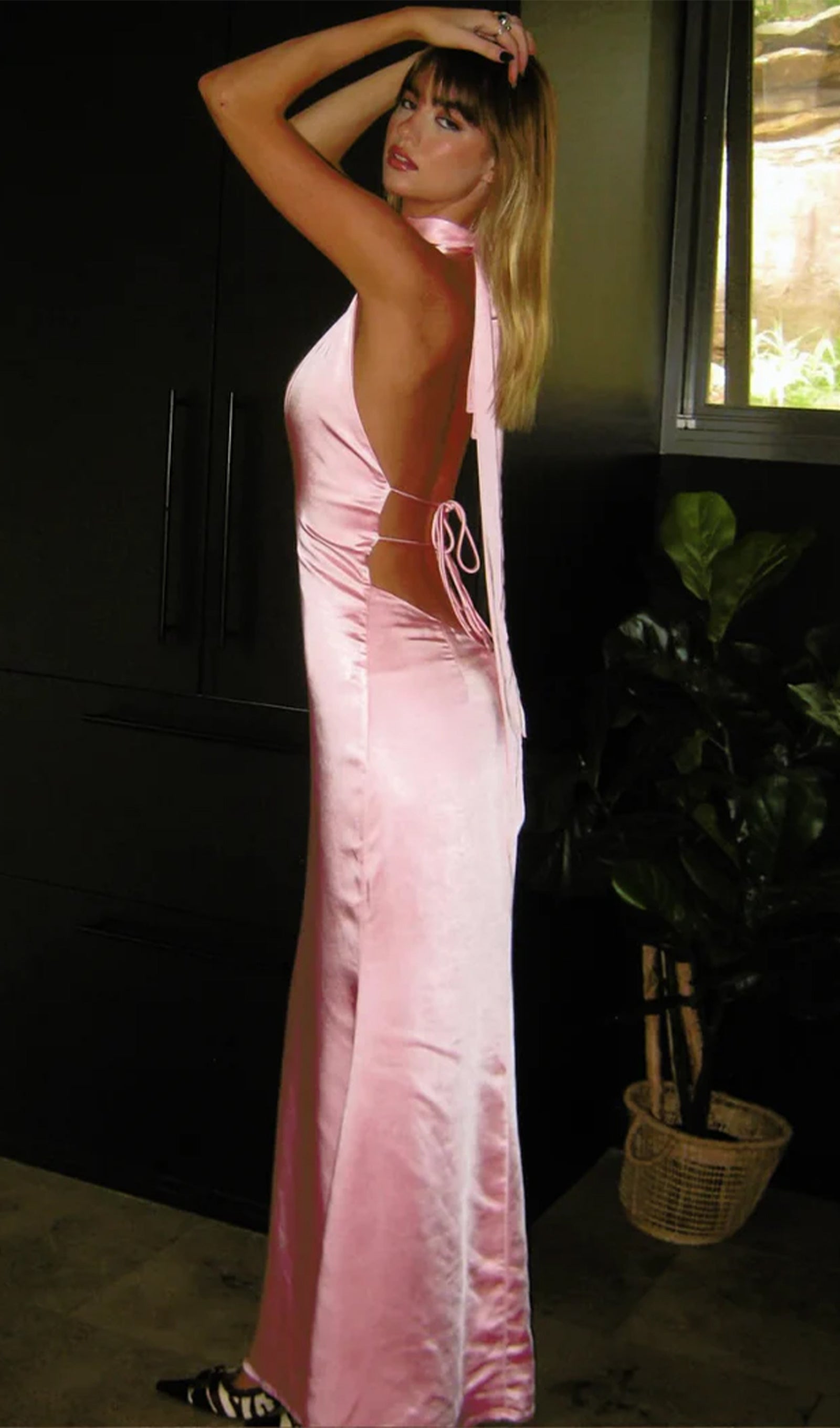 Derin V Yaka Saten Maksi Elbise