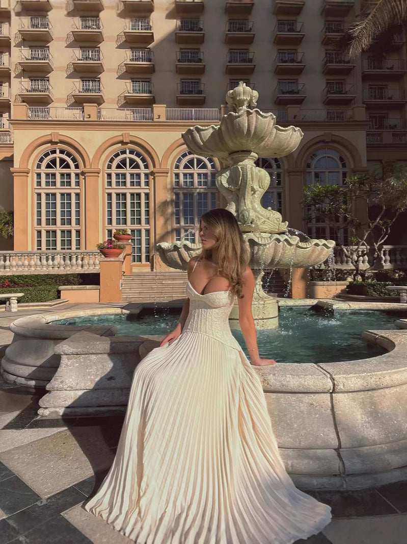 Zarif Pileli Straplez Maksi Elbise