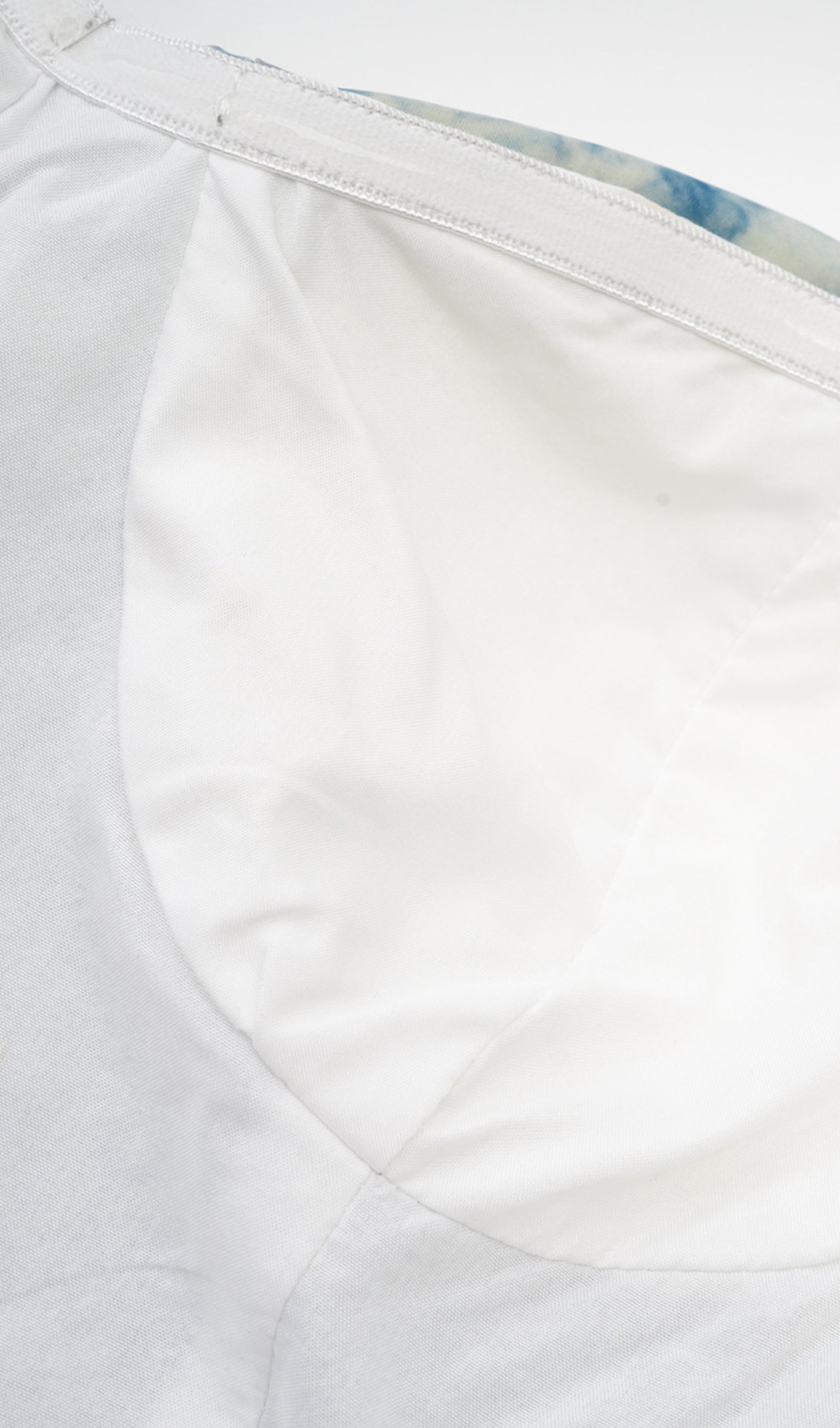 Çiçekli Kapalı Omuz Fırfır Yırtmaçlı Maksi Elbise