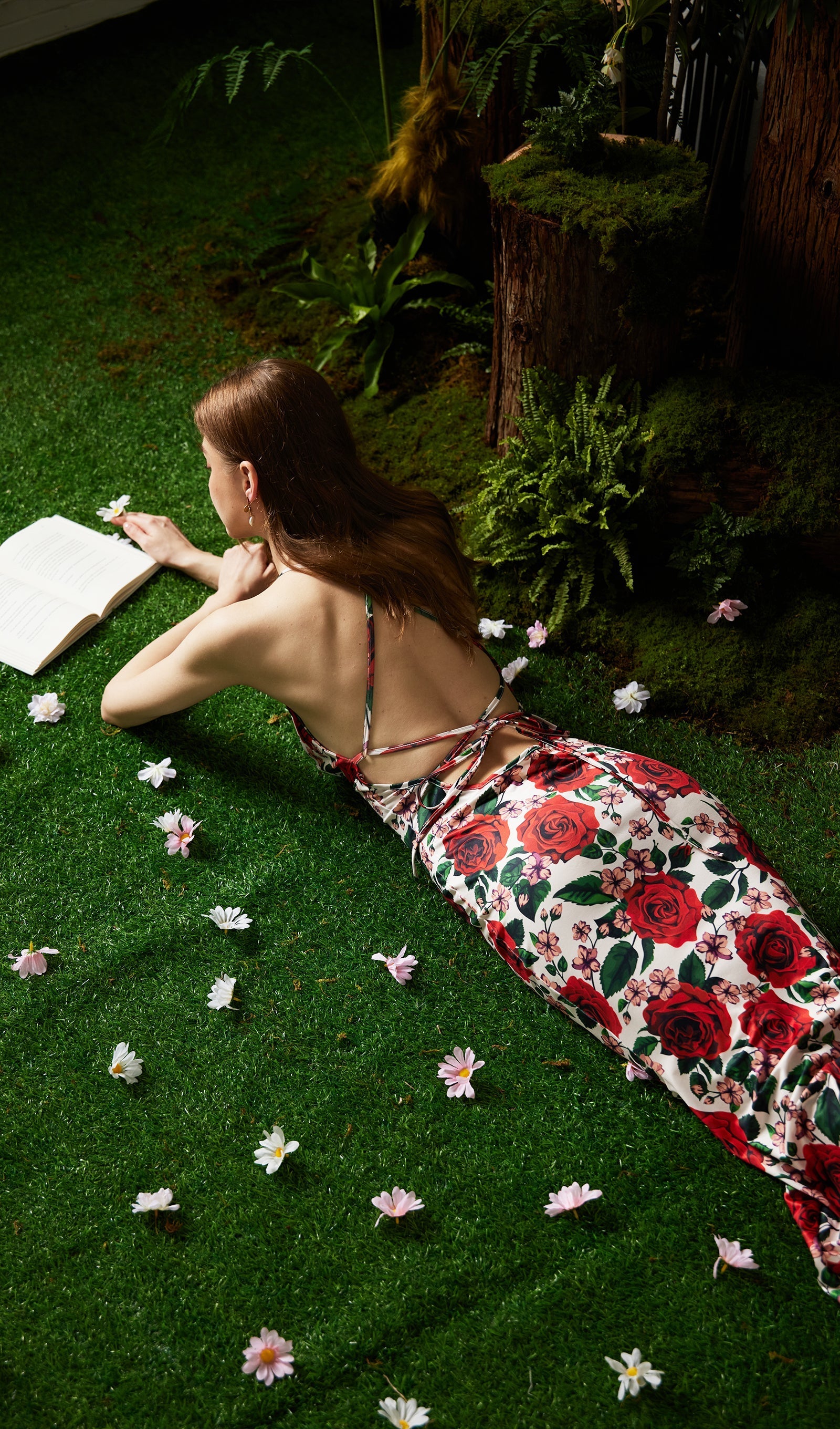 Kırmızı Çiçekli Sırtı Açık Maksi Elbise