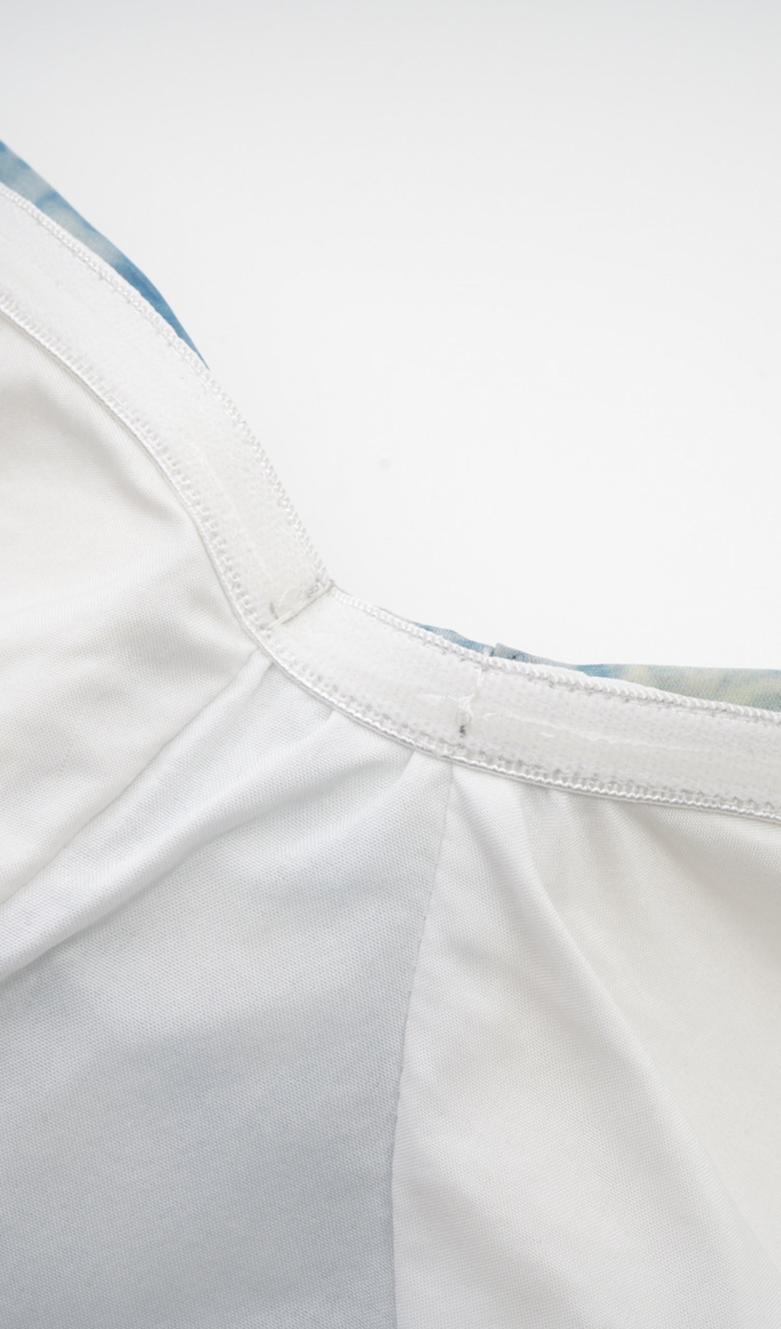 Çiçekli Kapalı Omuz Fırfır Yırtmaçlı Maksi Elbise