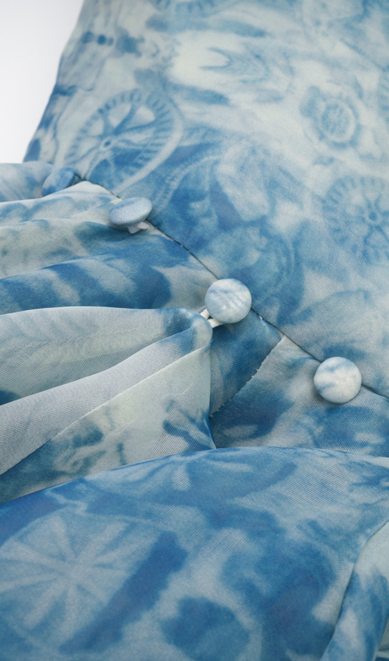 Çiçekli Kapalı Omuz Fırfır Yırtmaçlı Maksi Elbise