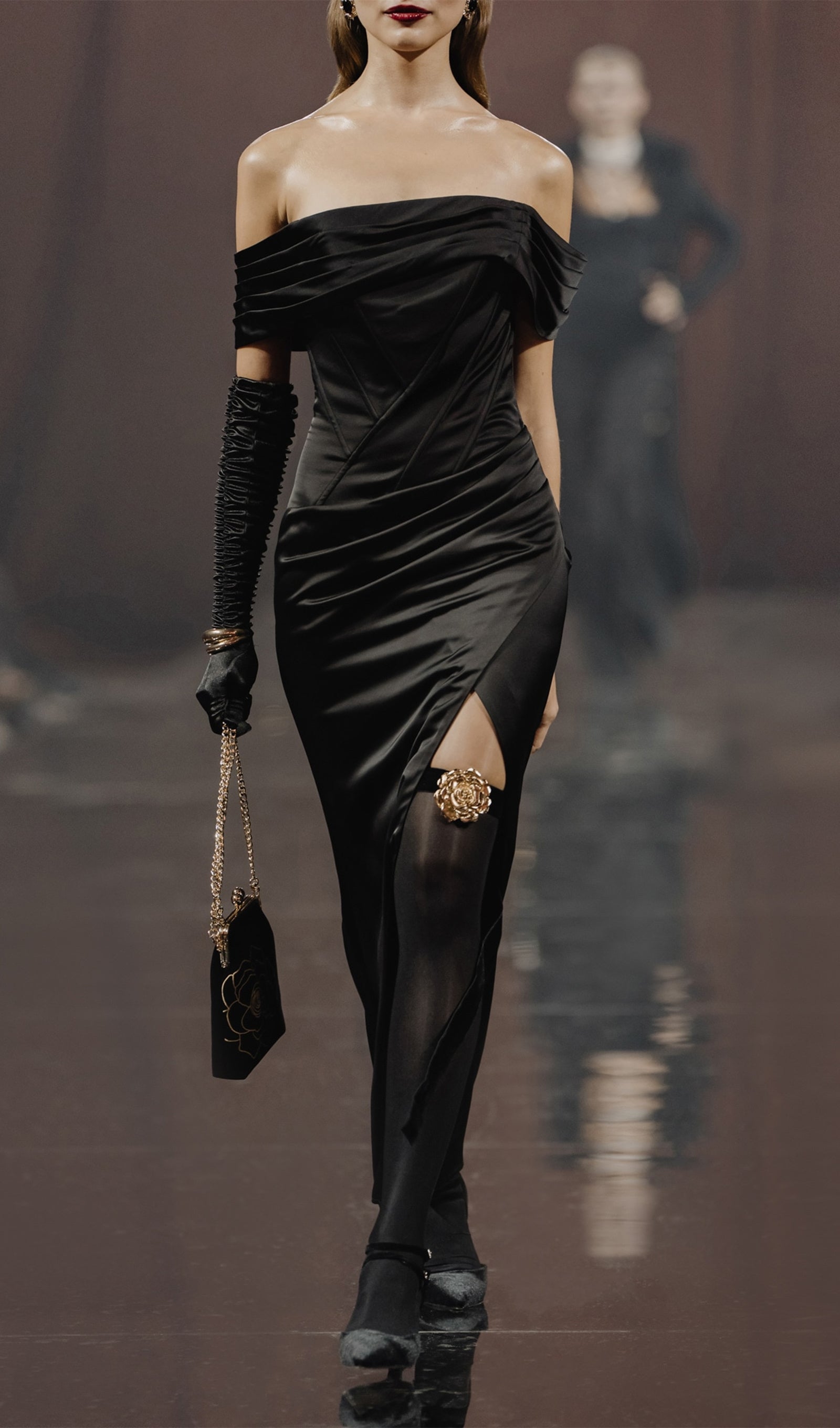 Saten Kapalı Omuz Diyagonal Boncuklu Maksi Elbise