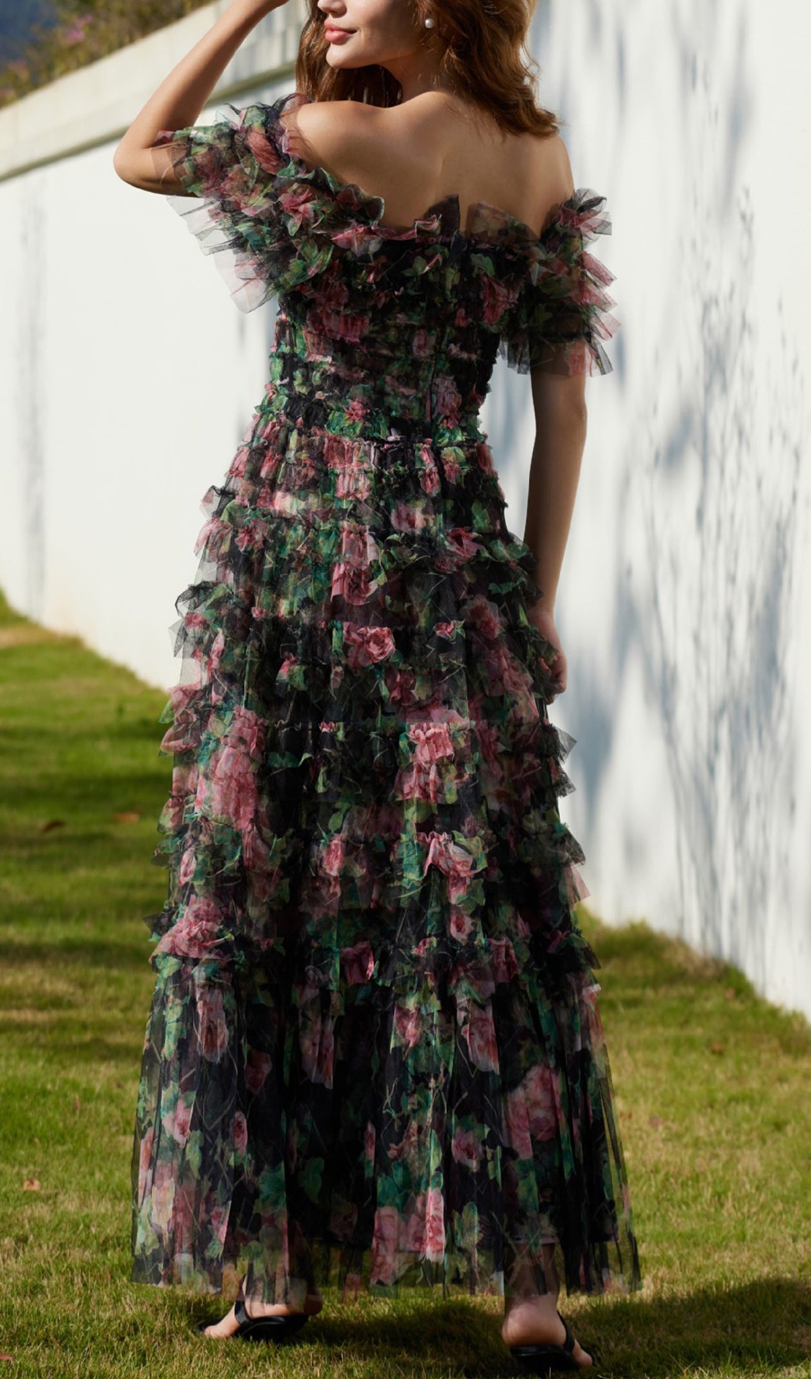 Kapalı Omuz Çiçekli Fırfırlı Örgü Maksi Elbise