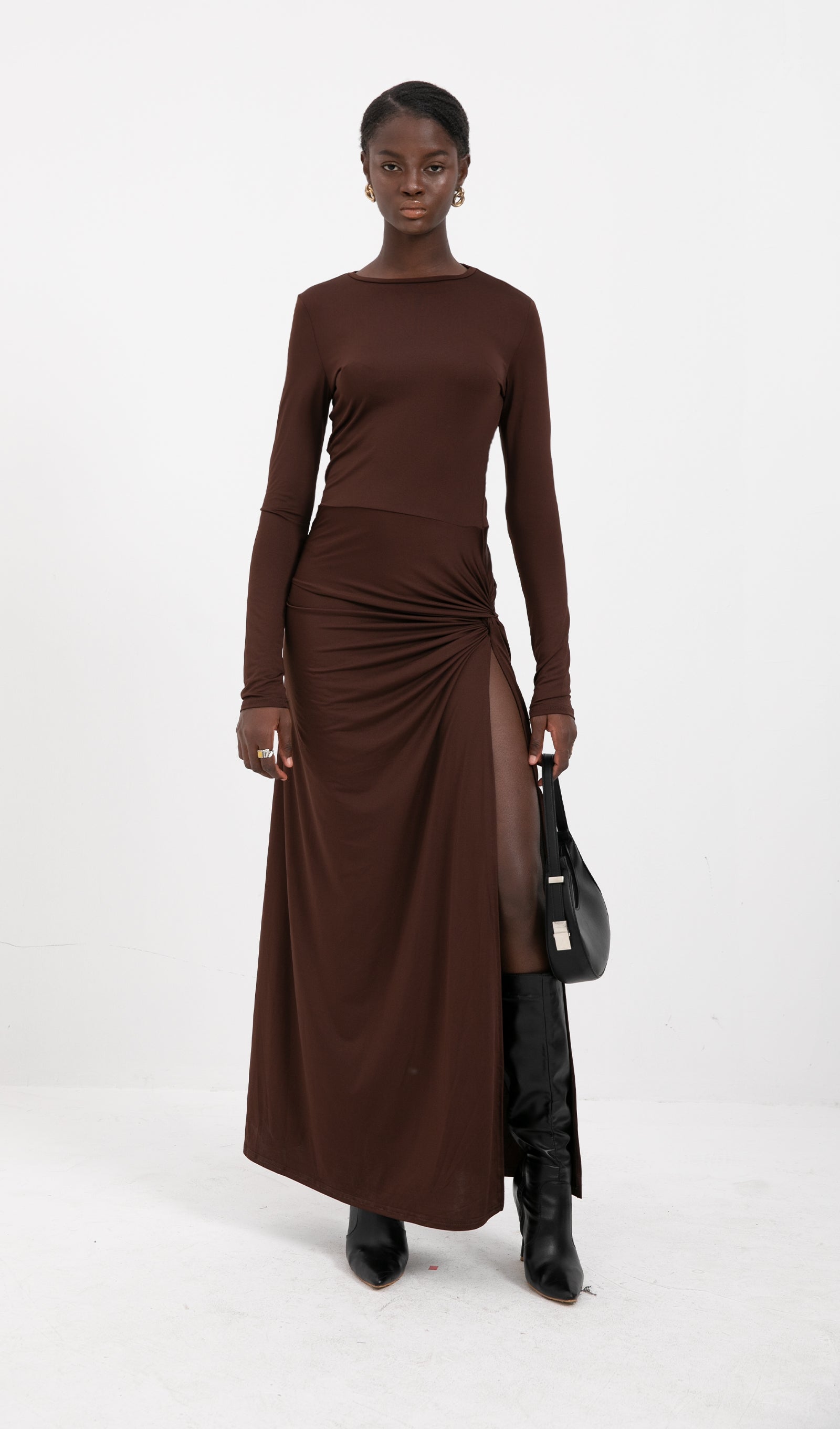 Trendy Dökümlü Jersey Yırtmaçlı Maksi Elbise-Kahverengi