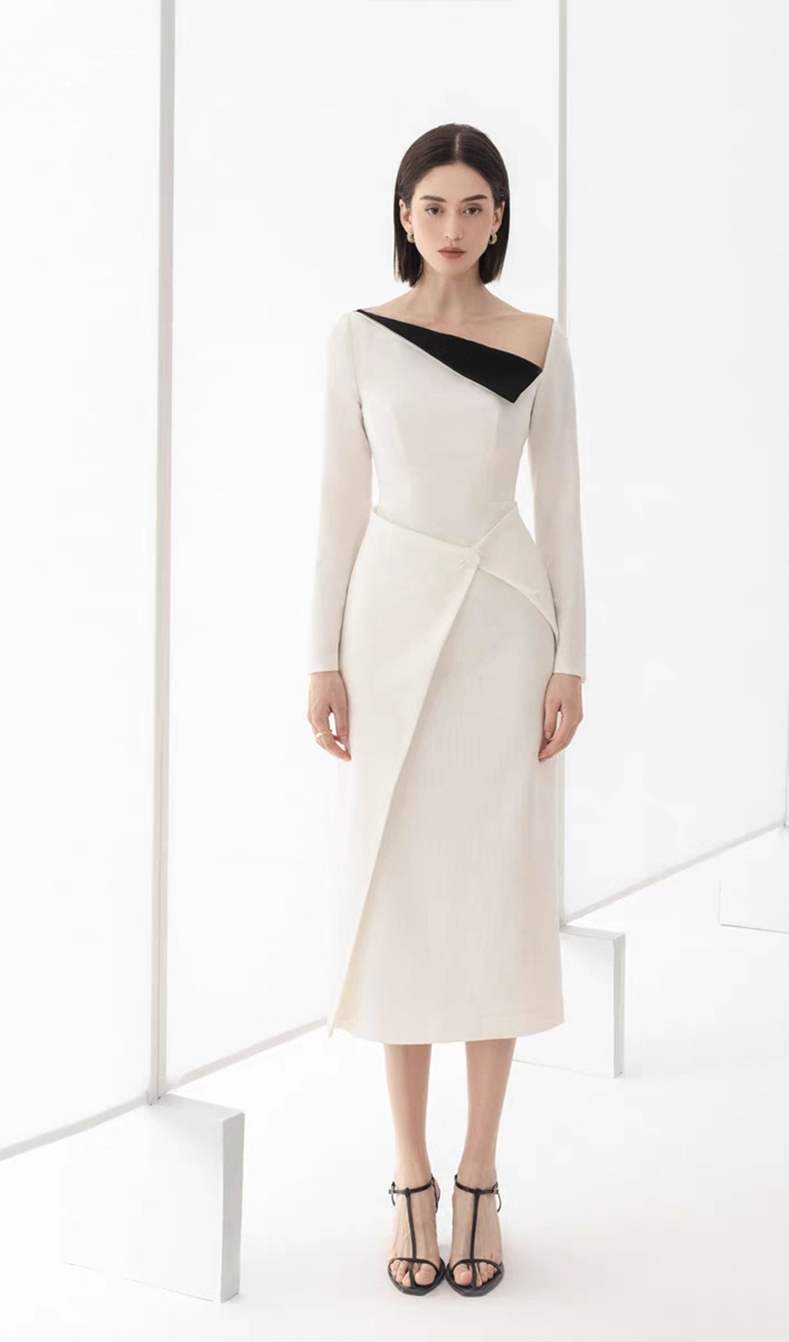 Diyagonal Yaka Çapraz Yırtmaçlı Midi Elbise