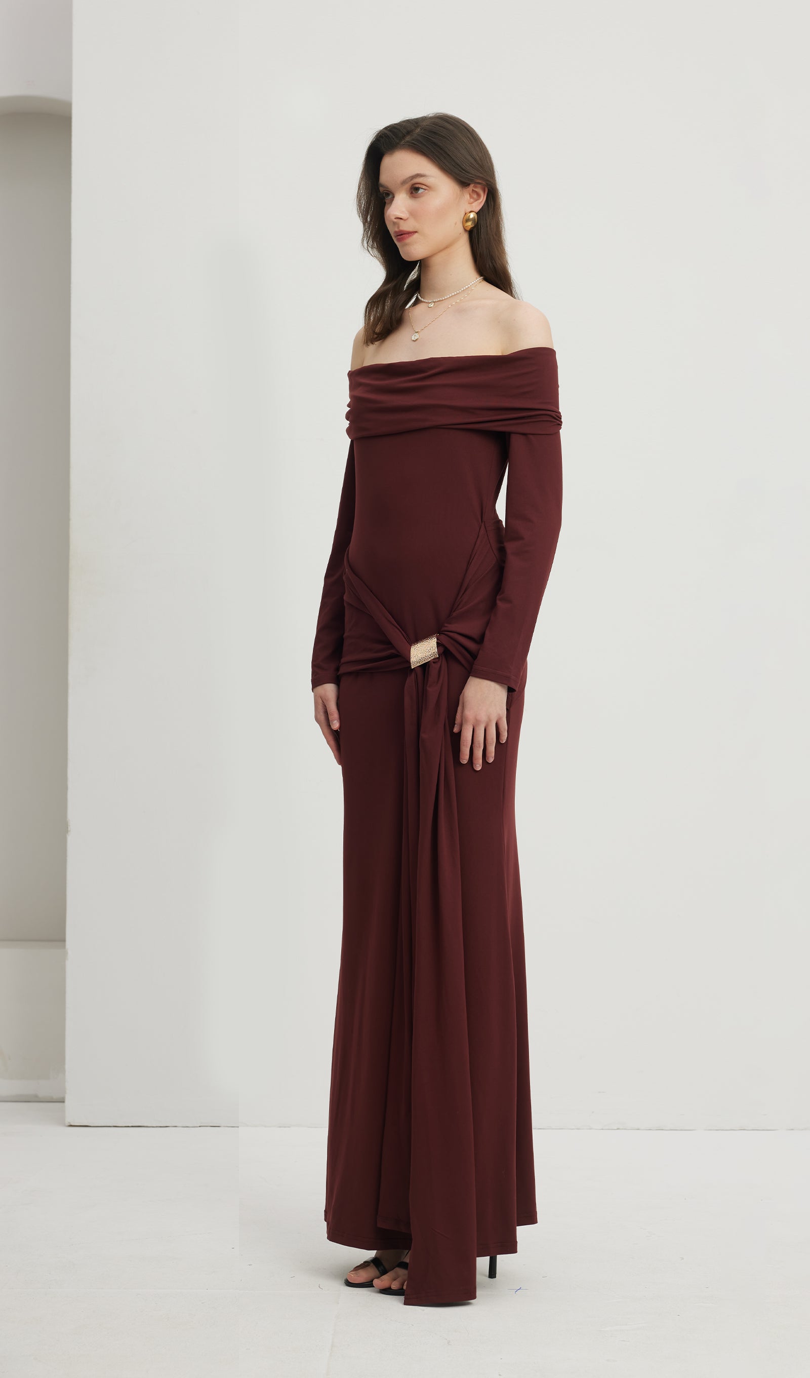 Kapalı Omuz Fırfırlı Maksi Elbise Kırmızımsı Kahverengi