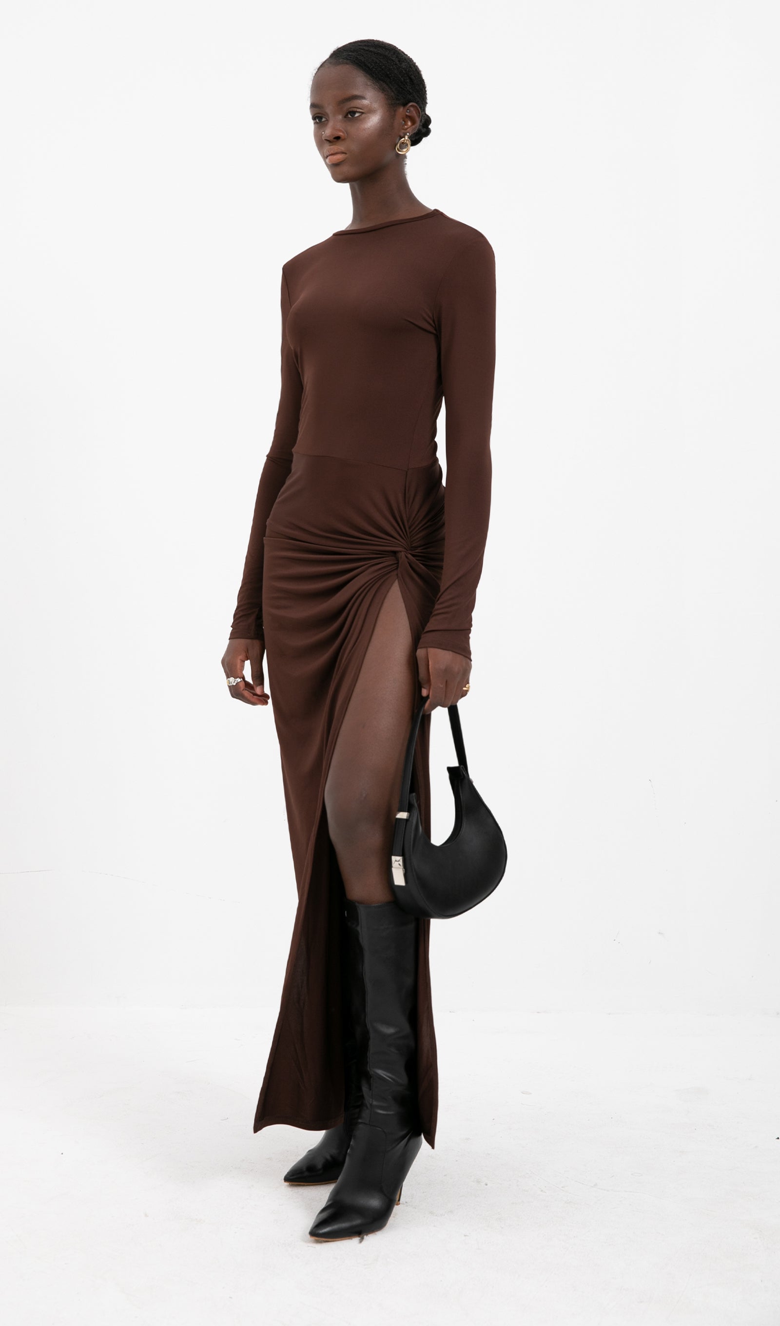 Trendy Dökümlü Jersey Yırtmaçlı Maksi Elbise-Kahverengi