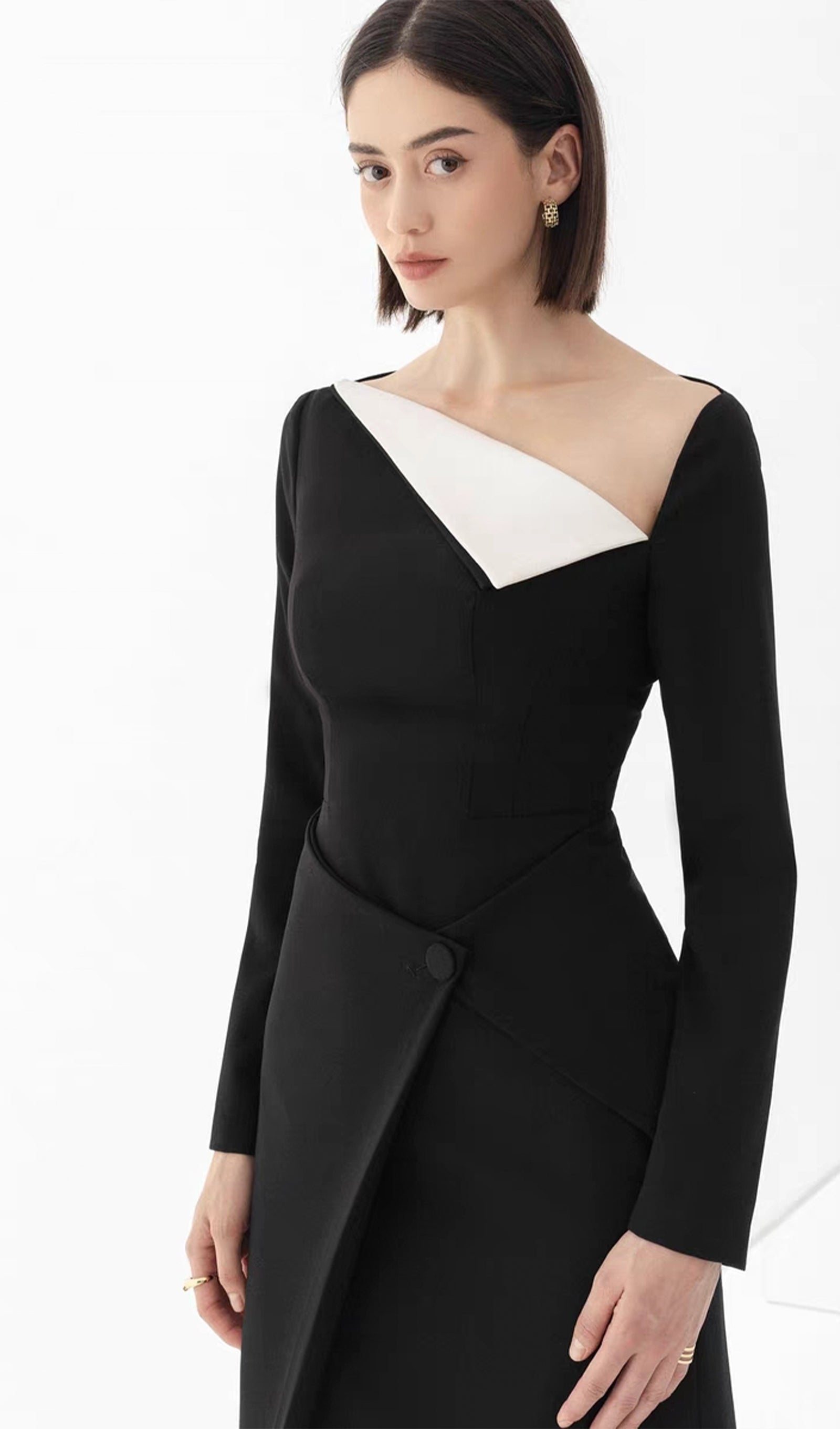 Diyagonal Yaka Çapraz Yırtmaçlı Midi Elbise