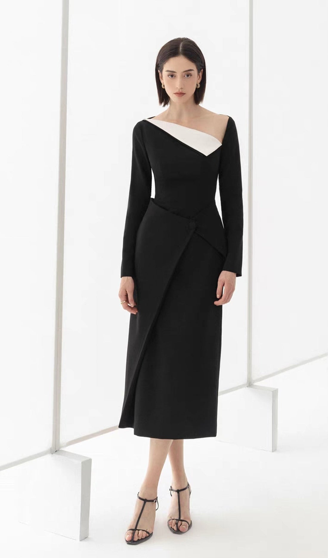 Diyagonal Yaka Çapraz Yırtmaçlı Midi Elbise