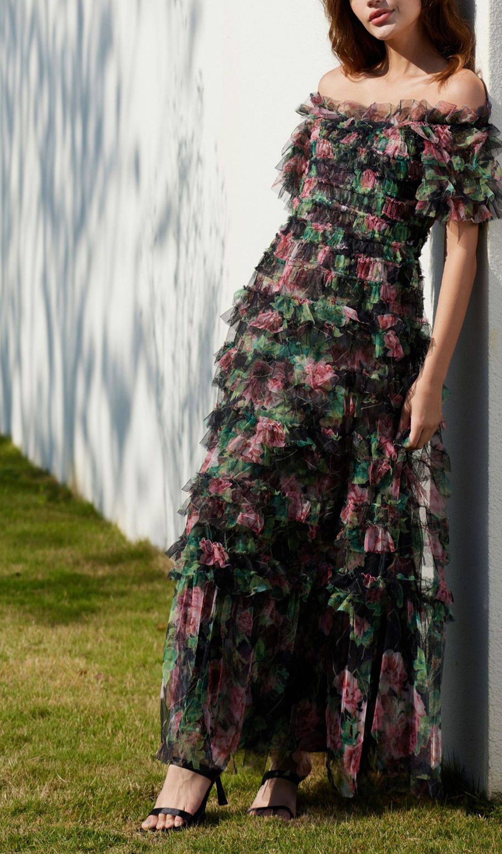 Kapalı Omuz Çiçekli Fırfırlı Örgü Maksi Elbise