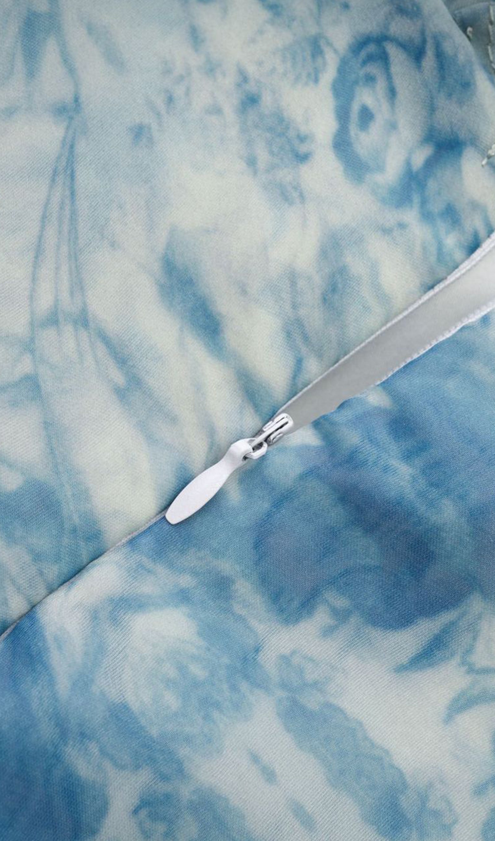 Çiçekli Kapalı Omuz Fırfır Yırtmaçlı Maksi Elbise