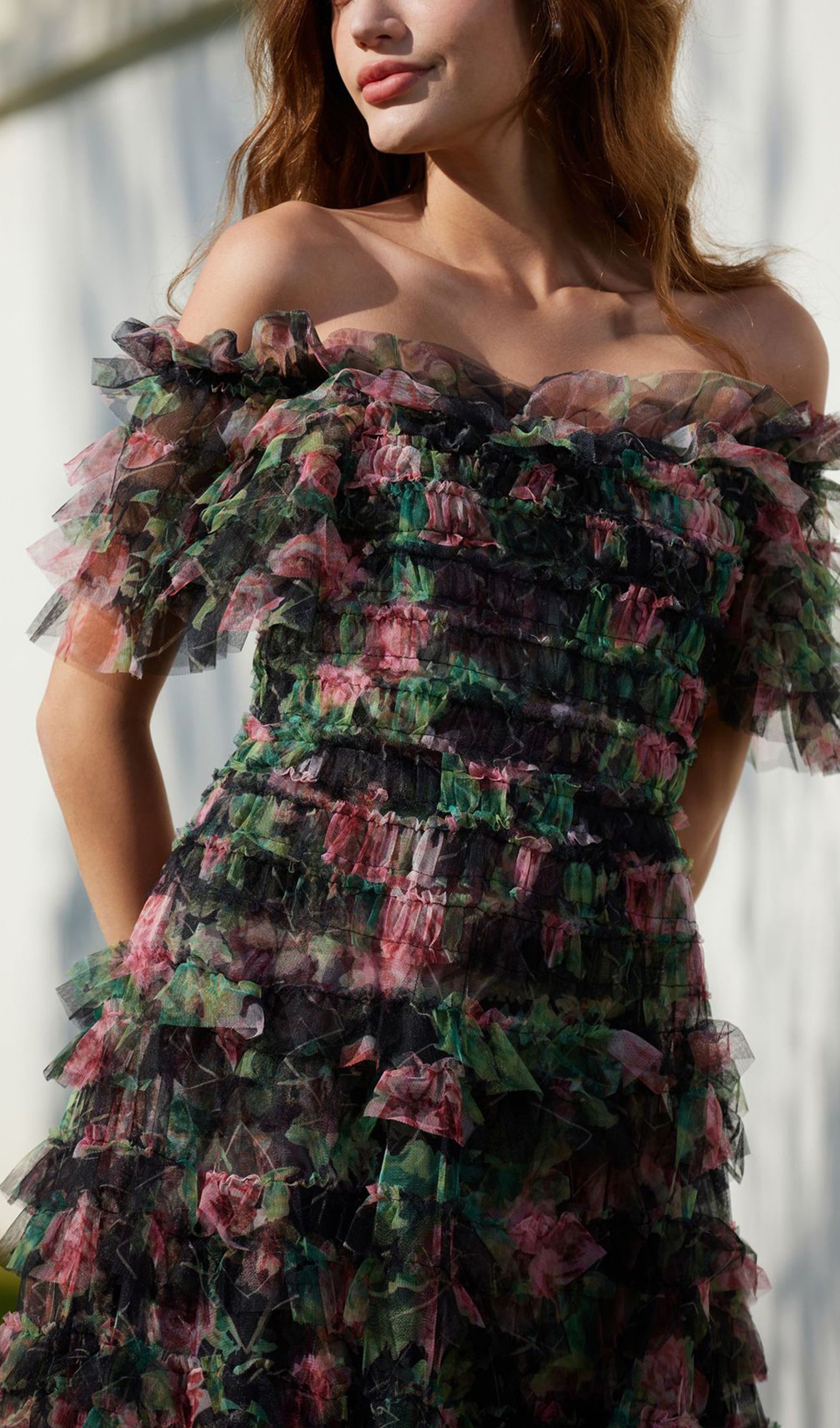 Kapalı Omuz Çiçekli Fırfırlı Örgü Maksi Elbise