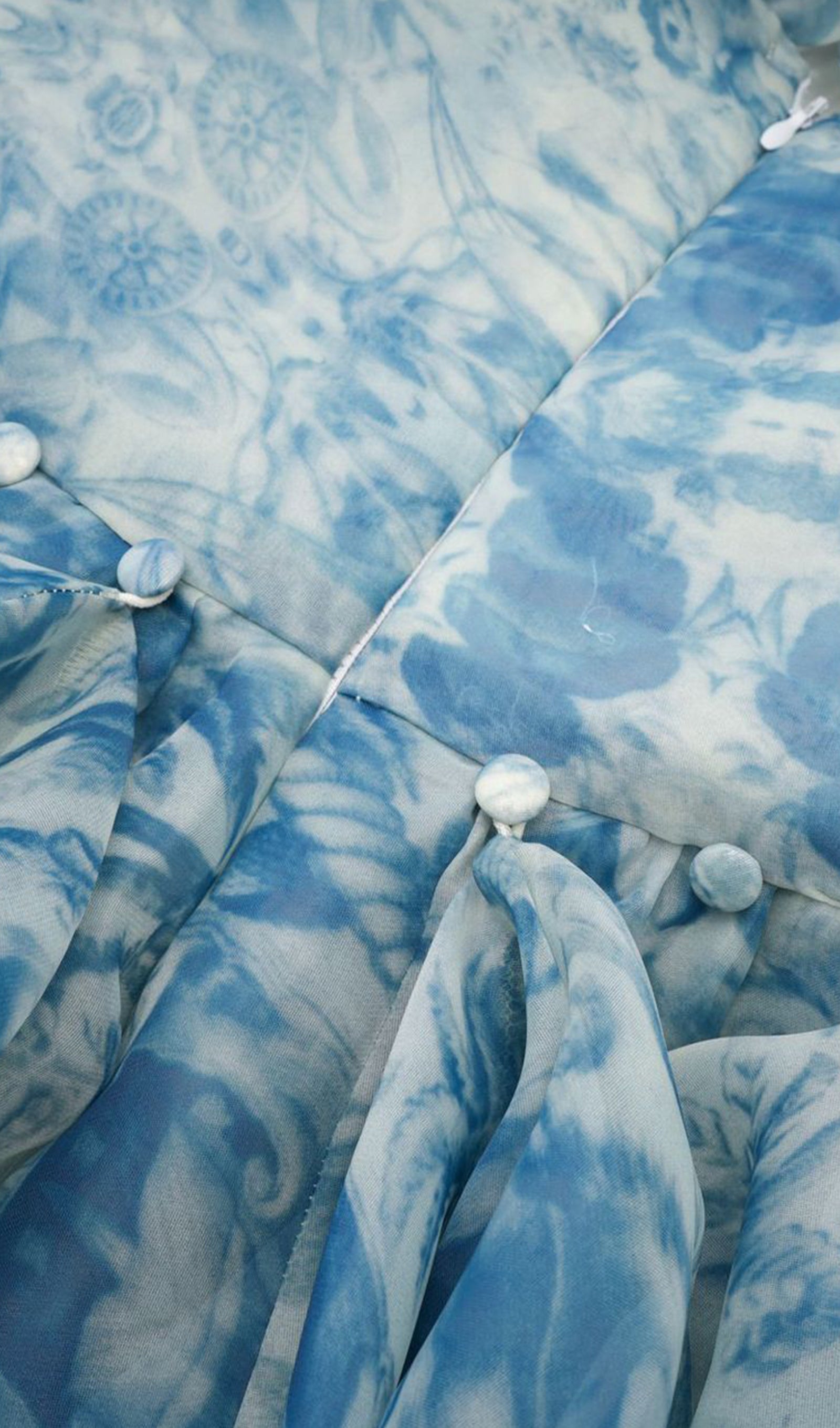 Çiçekli Kapalı Omuz Fırfır Yırtmaçlı Maksi Elbise