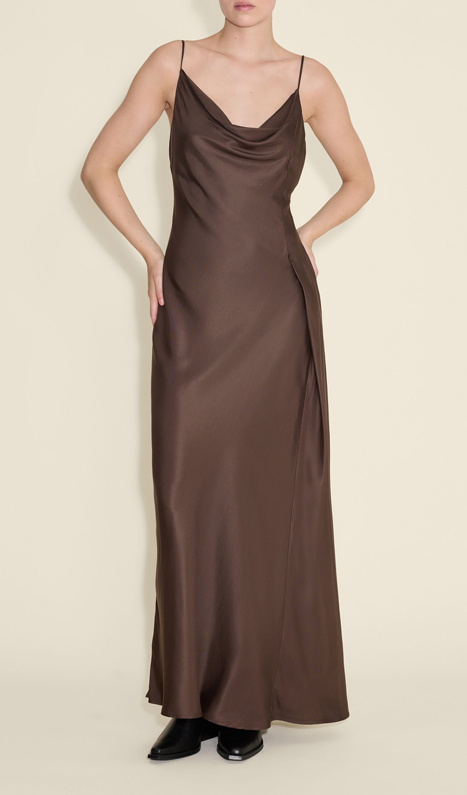 Pileli Büzgülü Yaka Maksi Elbise