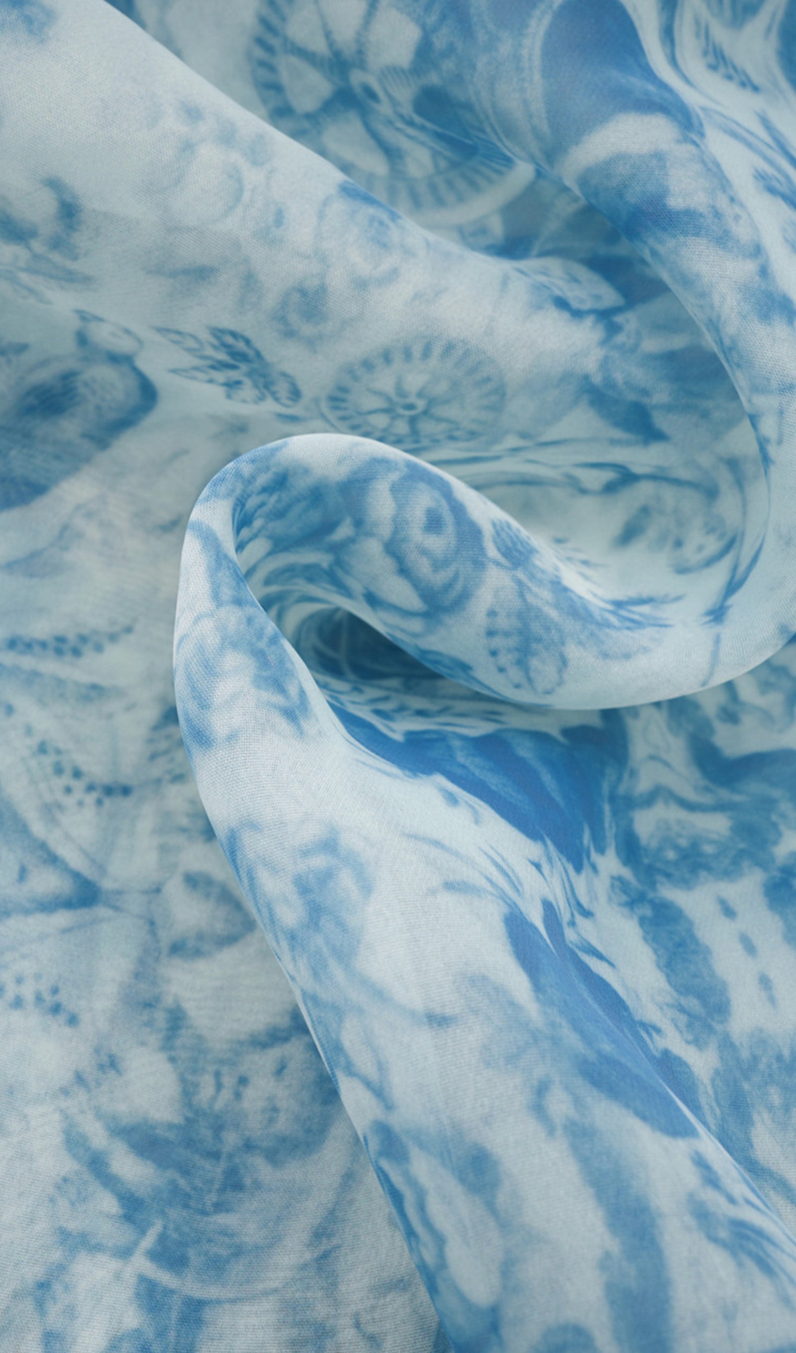 Çiçekli Kapalı Omuz Fırfır Yırtmaçlı Maksi Elbise