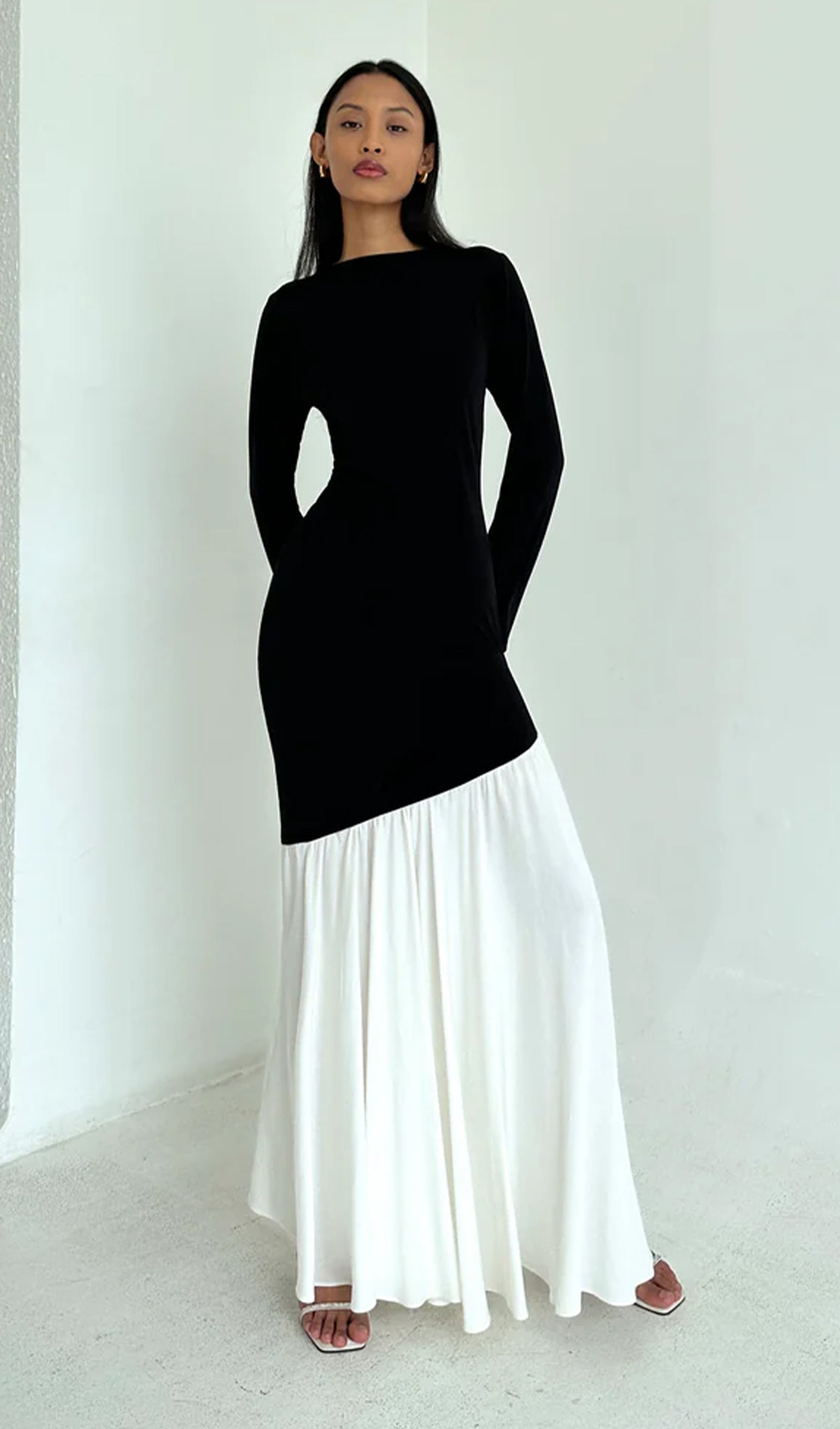 Asimetrik Siyah/Beyaz Colorblock Maksi Elbise