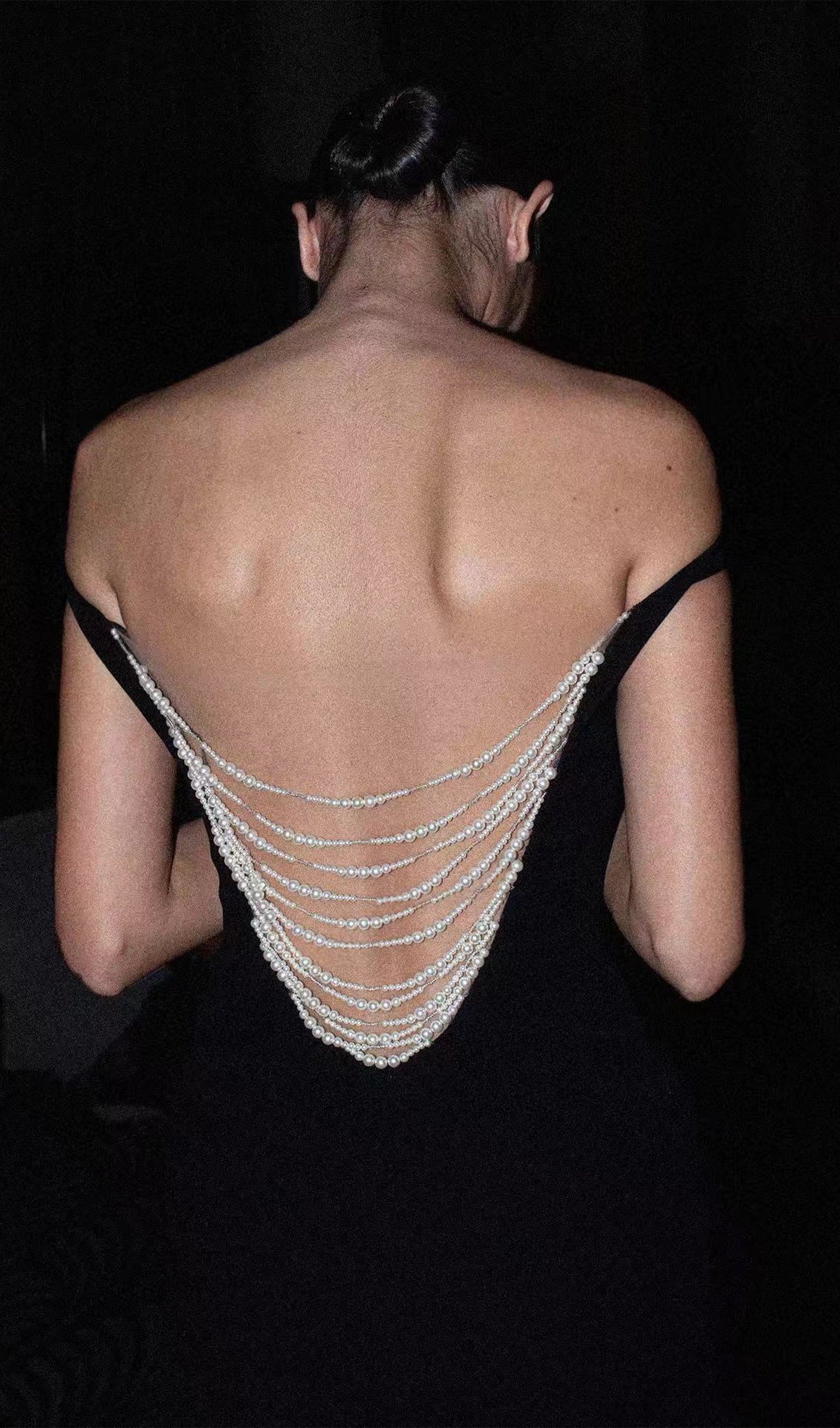 Kapalı Omuz Sırtı Açık Midi Elbise