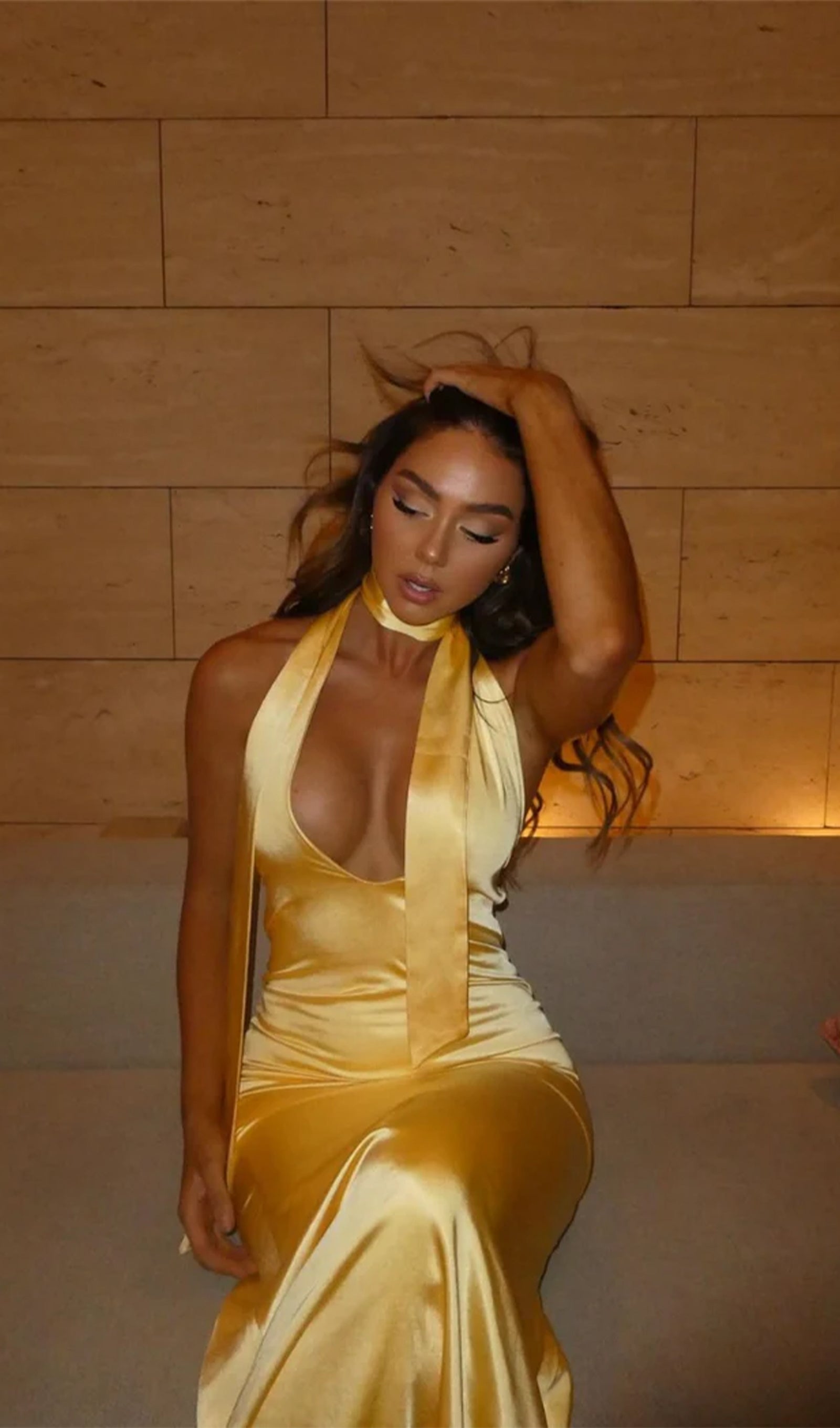 Derin V Yaka Saten Maksi Elbise