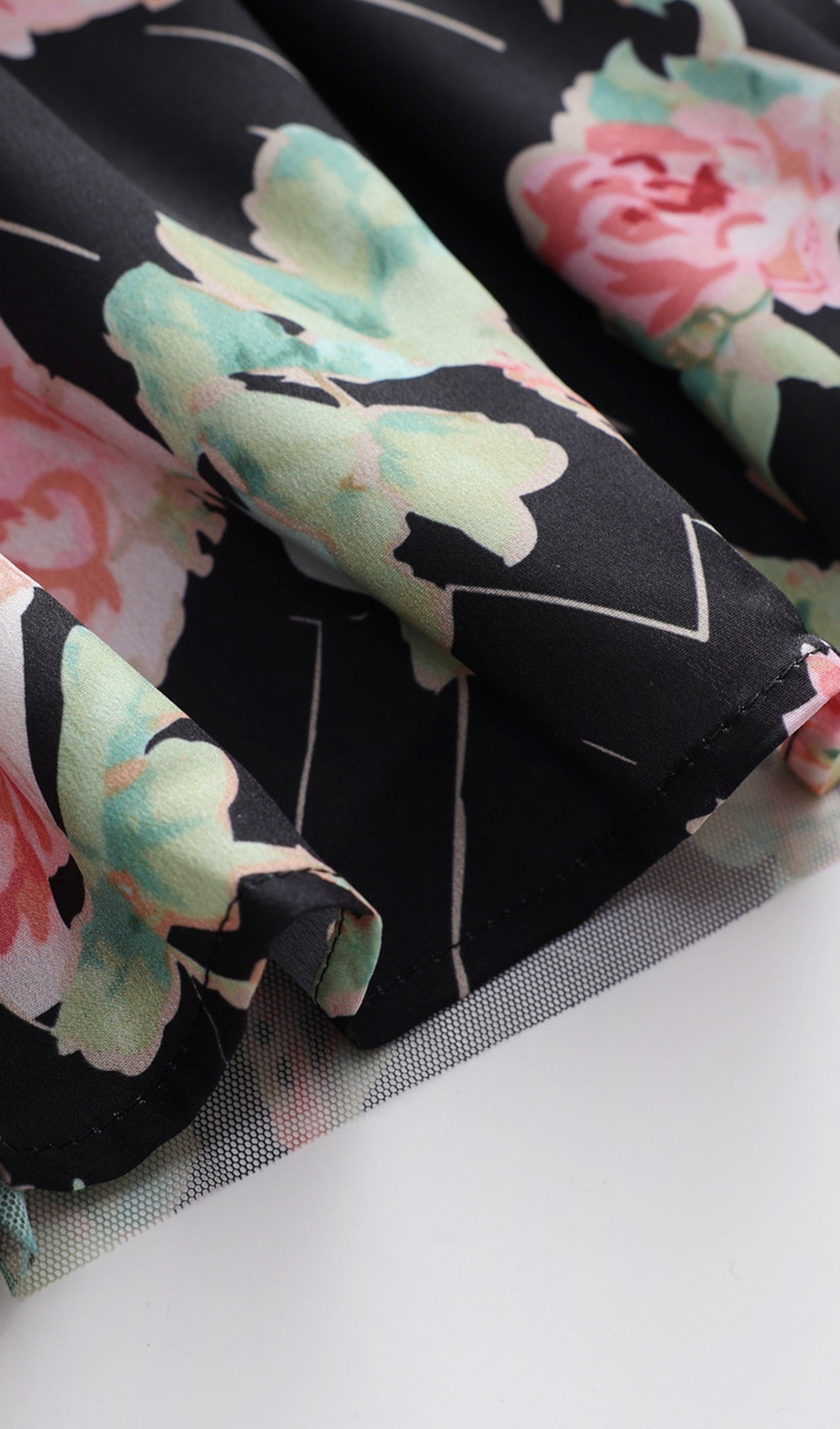 Kapalı Omuz Çiçekli Fırfırlı Örgü Maksi Elbise