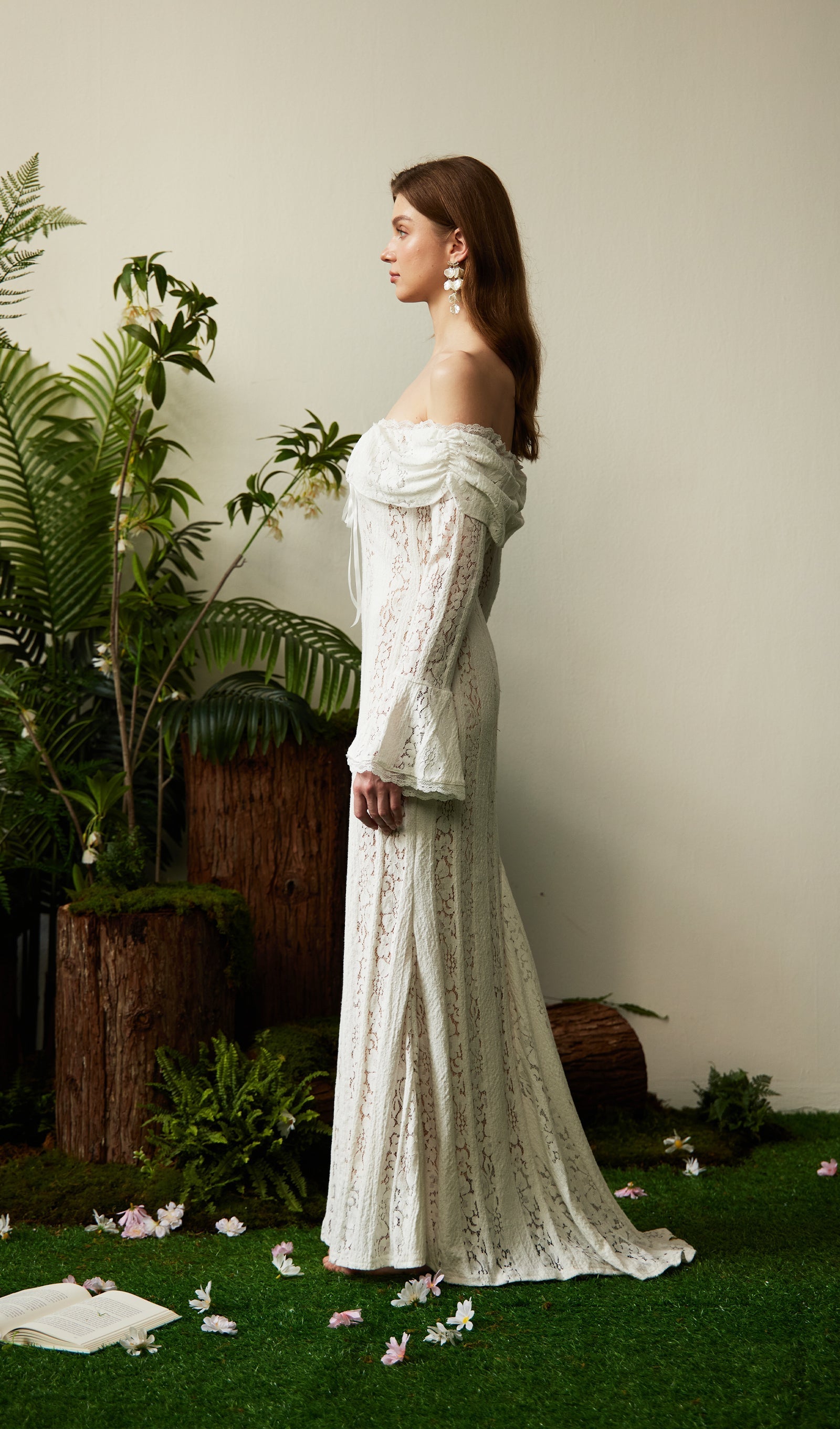 Vintage Çiçekli Dantel Kapalı Omuz Maksi Elbise