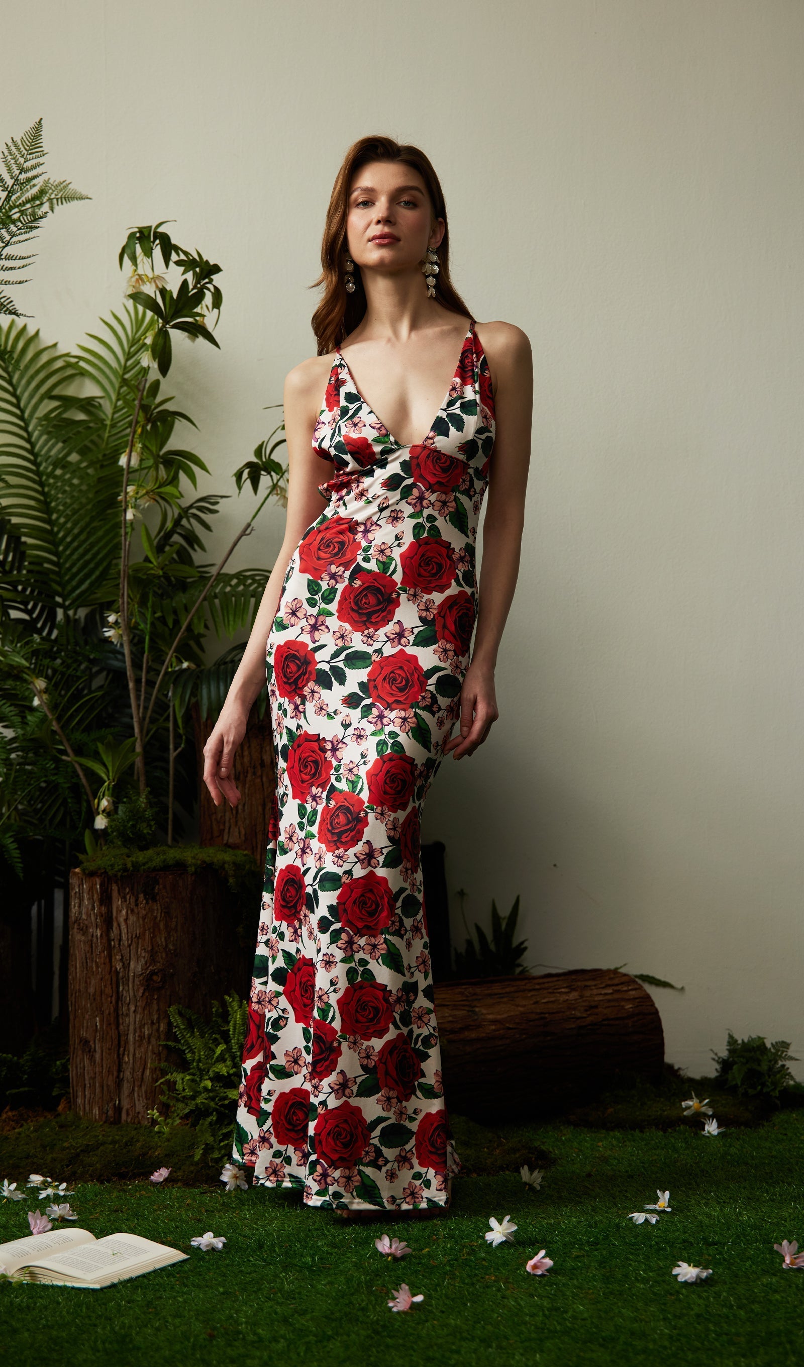 Kırmızı Çiçekli Sırtı Açık Maksi Elbise