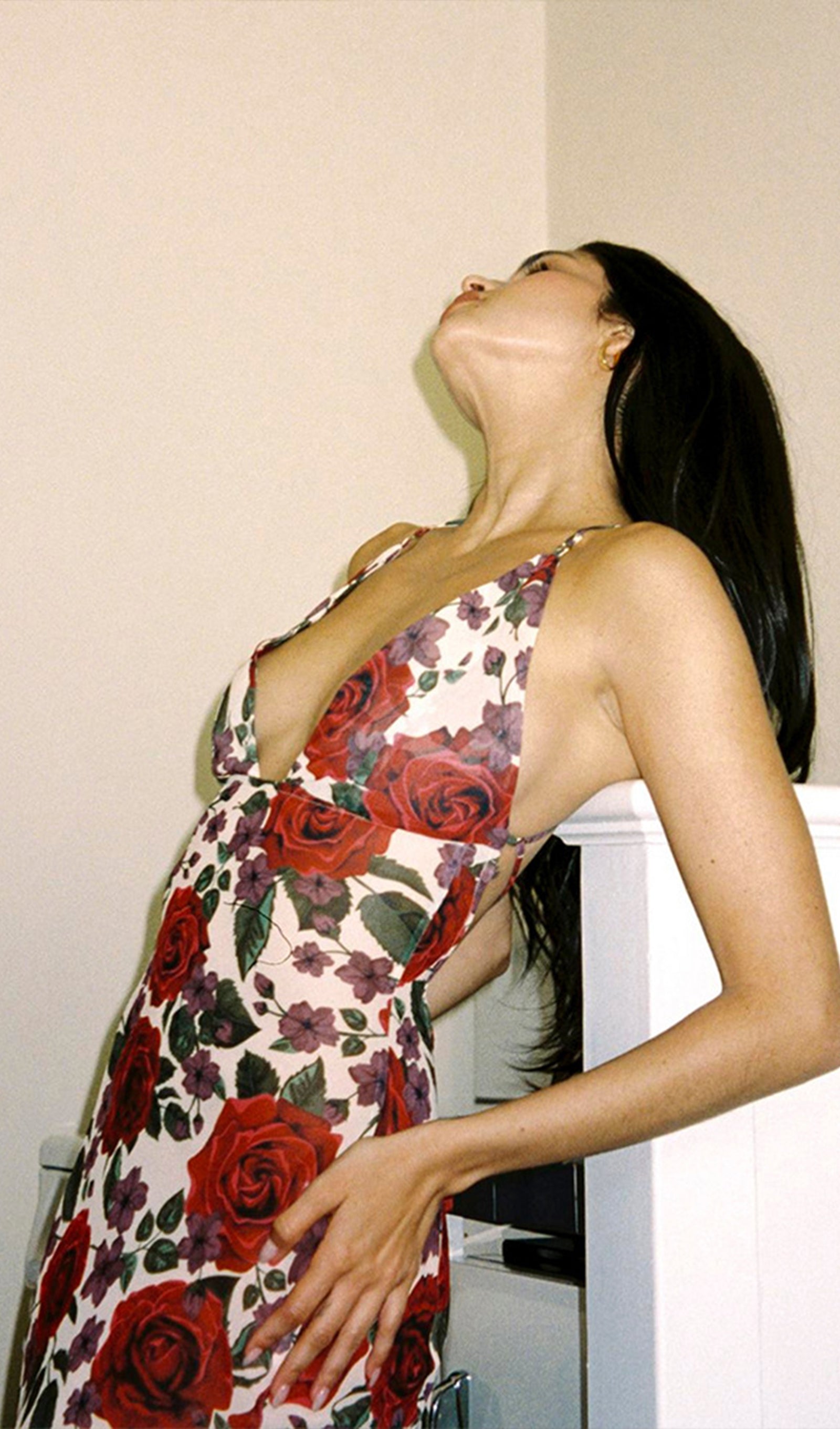 Kırmızı Çiçekli Sırtı Açık Maksi Elbise