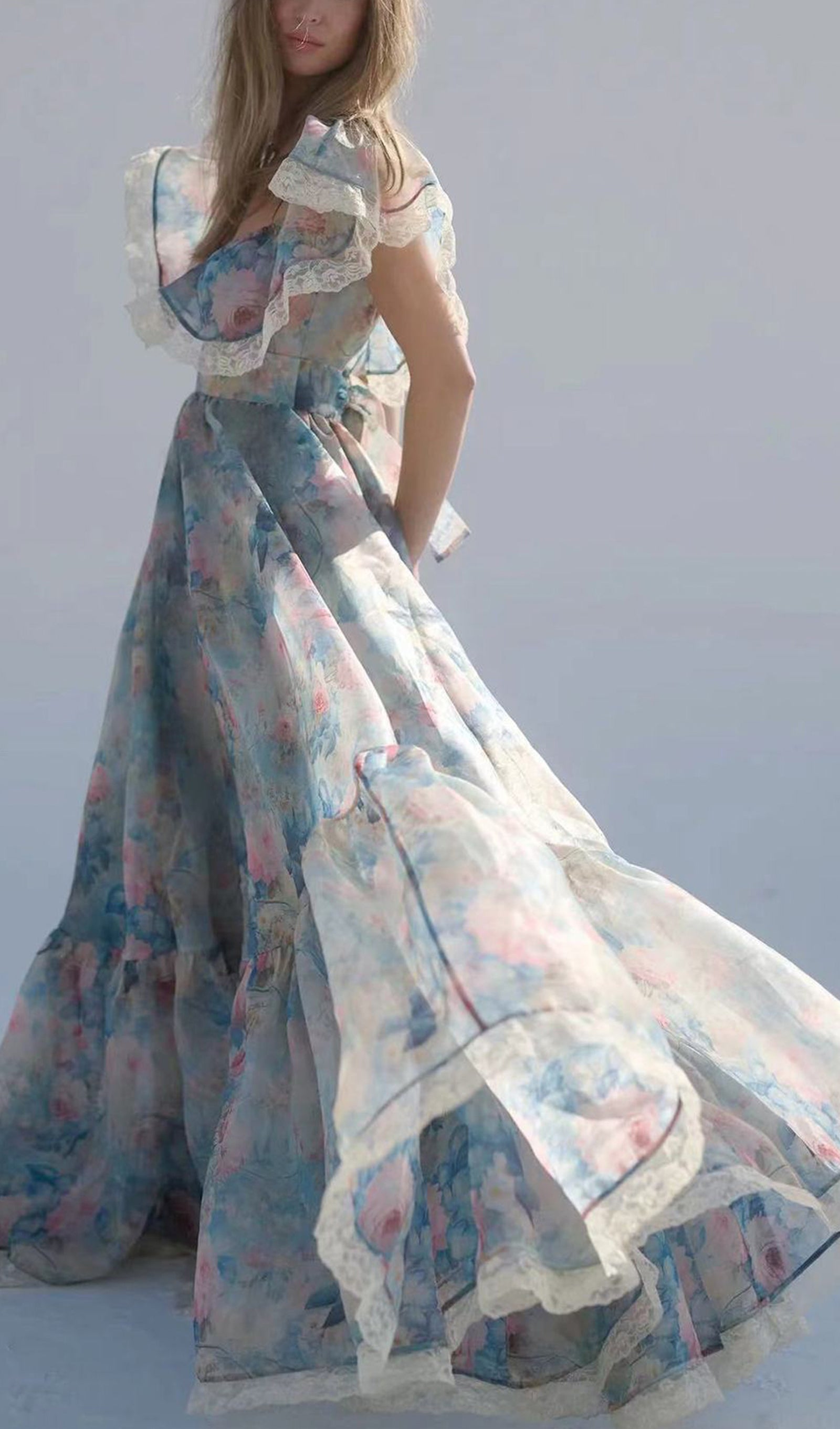 Çiçekli Fırfırlı V Yaka Fit ve Flare Maksi Elbise