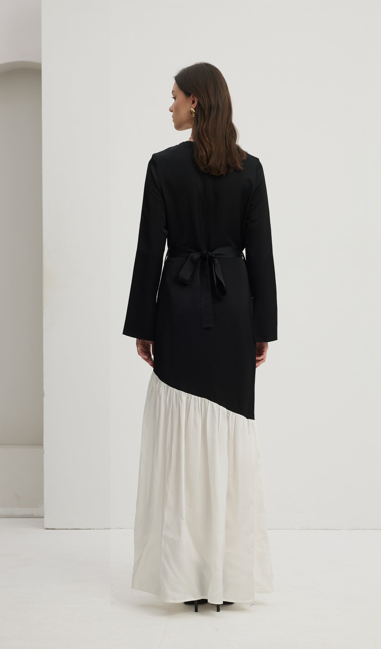 Asimetrik Siyah/Beyaz Colorblock Maksi Elbise