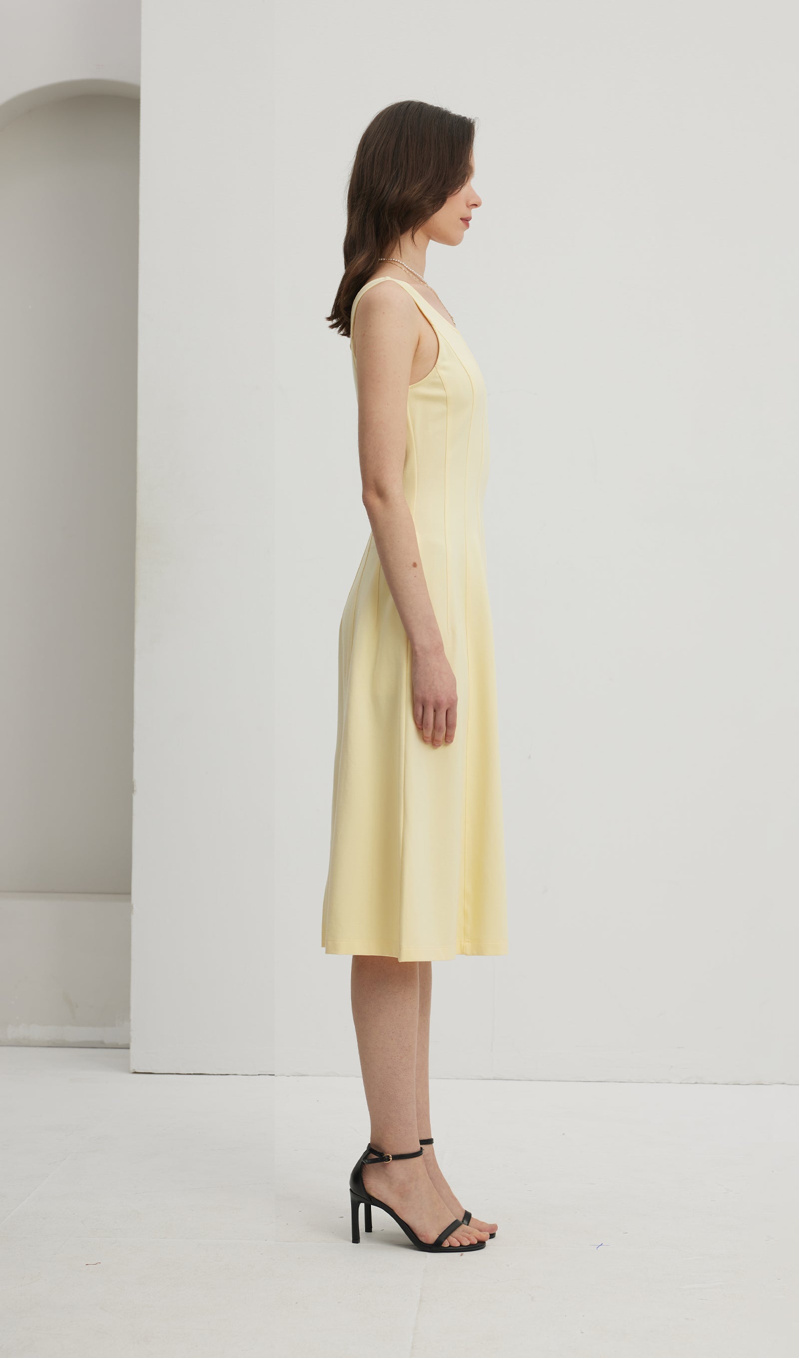 Pileli Yırtmaçlı Midi Elbise