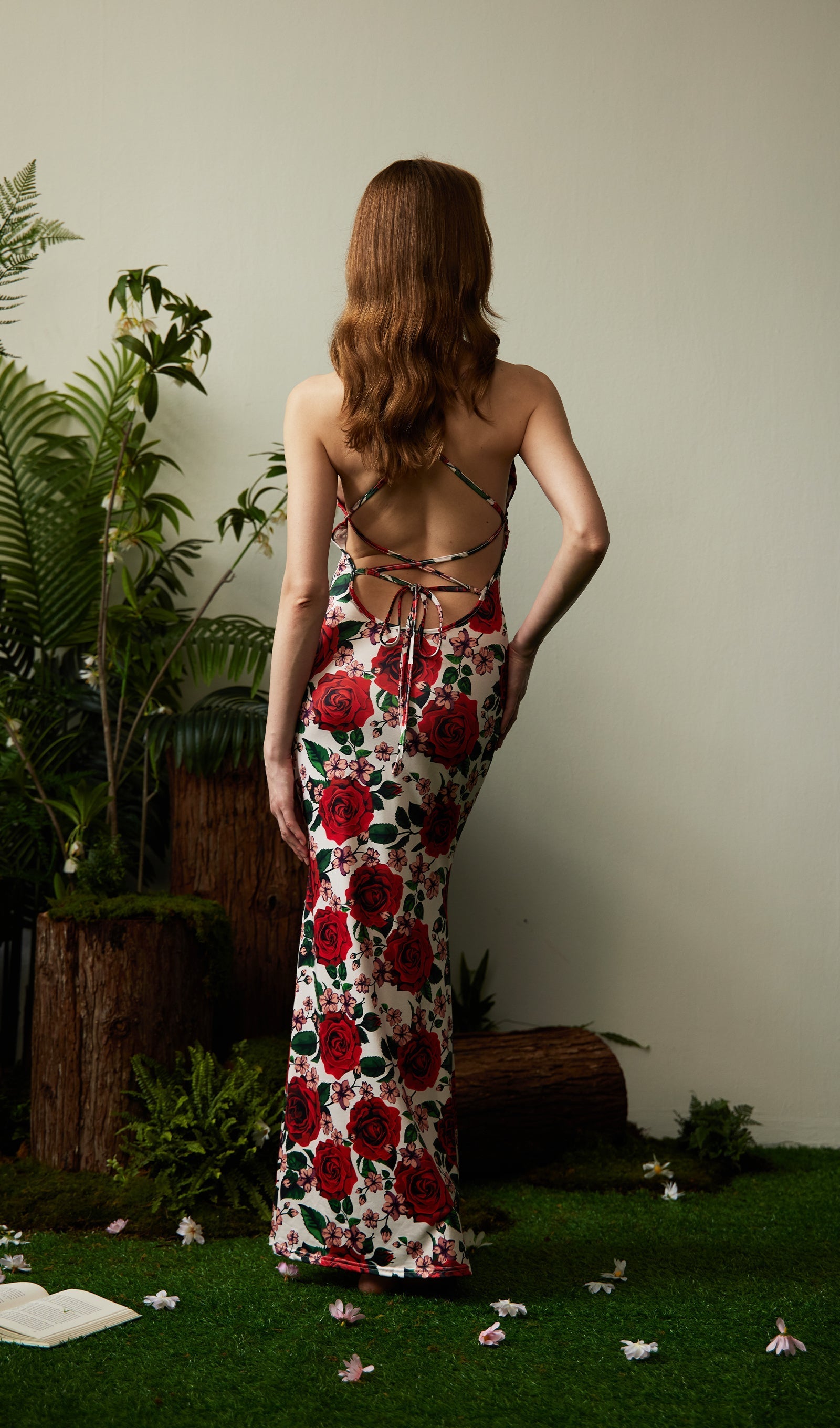 Kırmızı Çiçekli Sırtı Açık Maksi Elbise