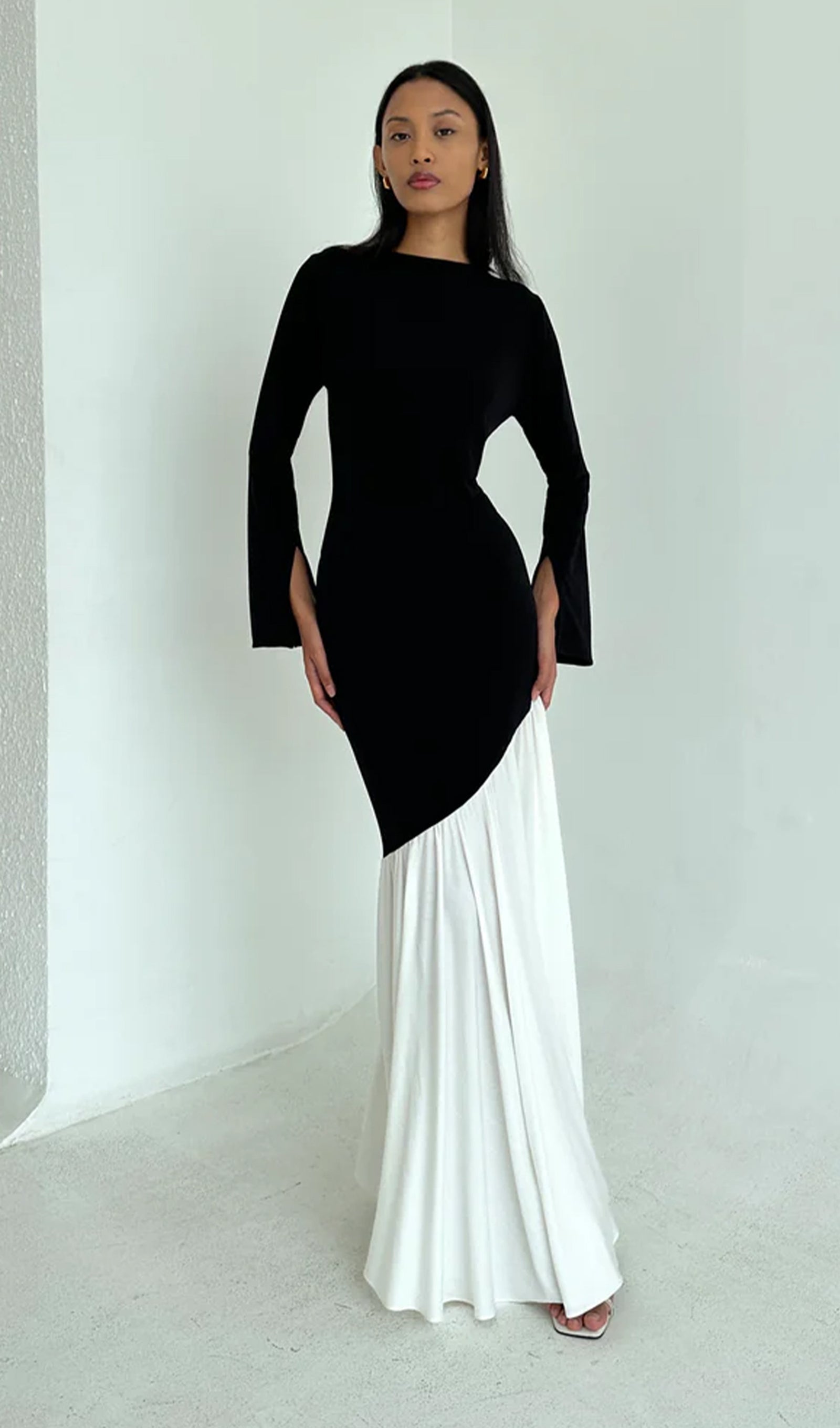 Asimetrik Siyah/Beyaz Colorblock Maksi Elbise