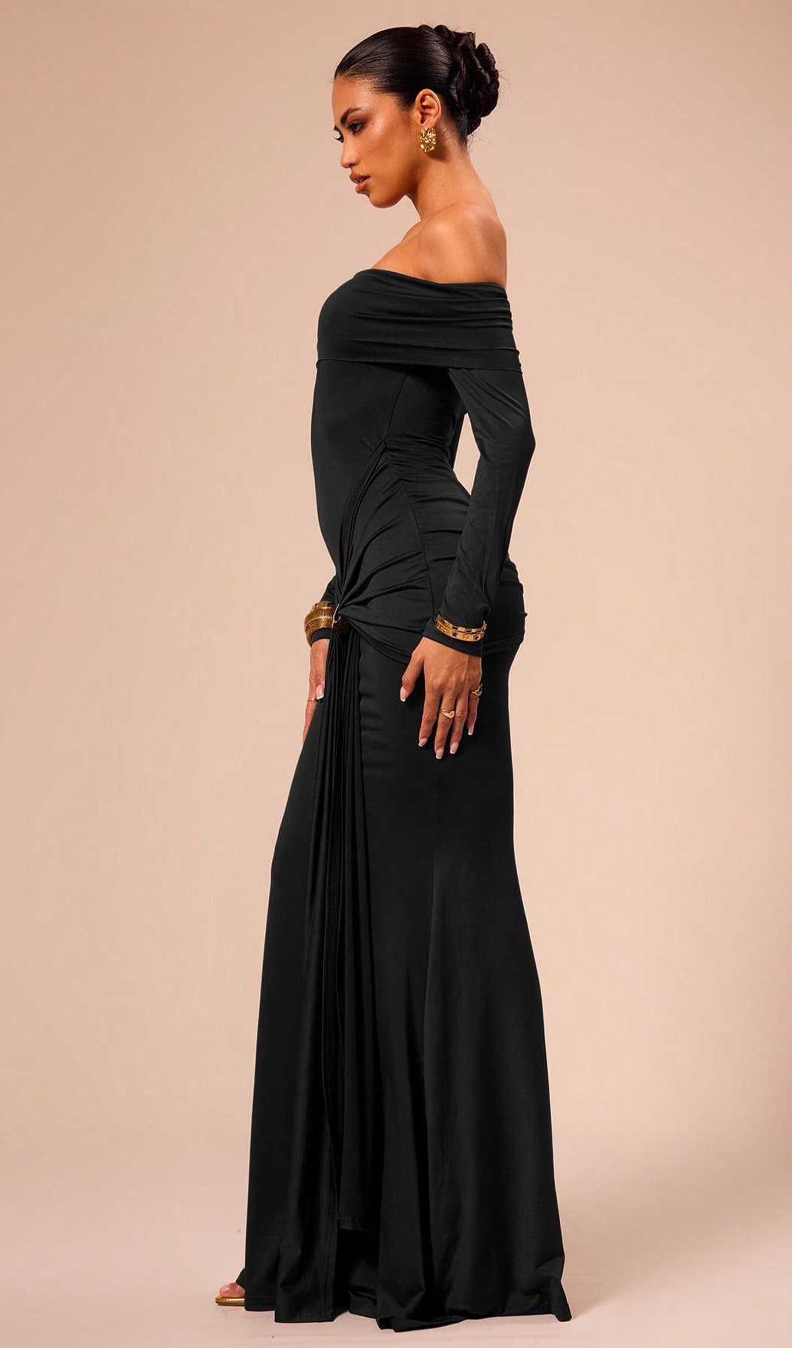 Kapalı Omuz Fırfırlı Maksi Elbise Siyah