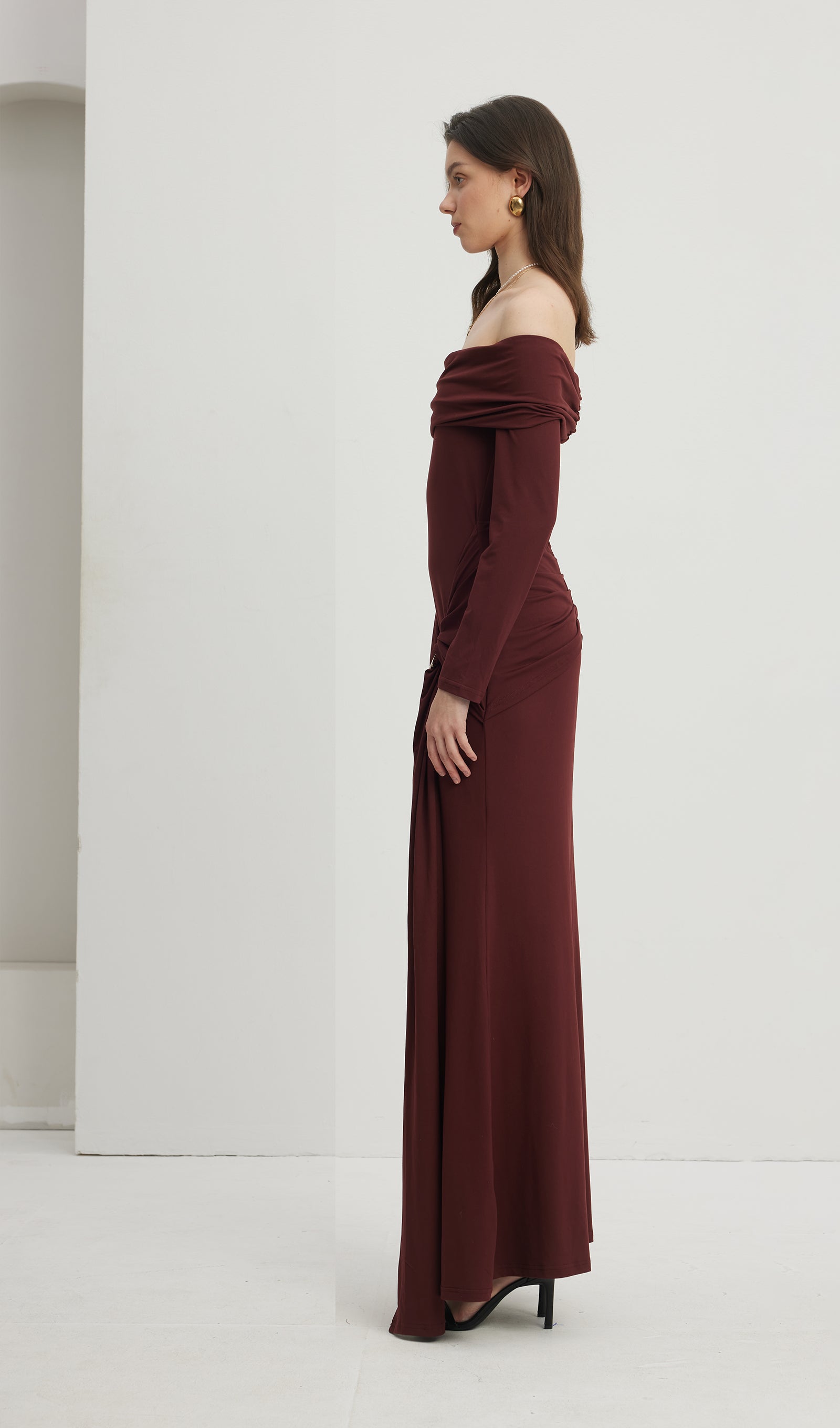 Kapalı Omuz Fırfırlı Maksi Elbise Kırmızımsı Kahverengi