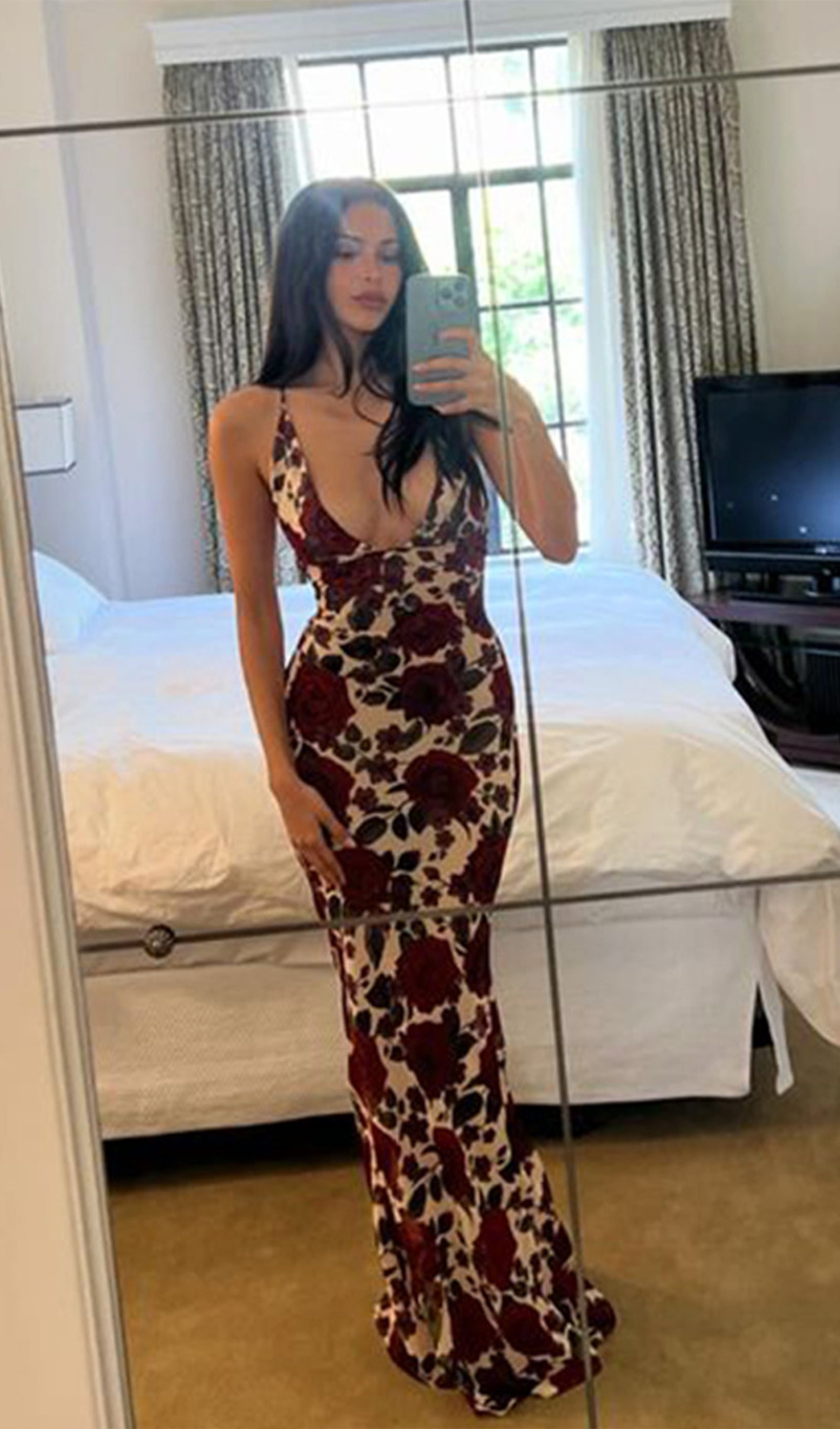 Kırmızı Çiçekli Sırtı Açık Maksi Elbise